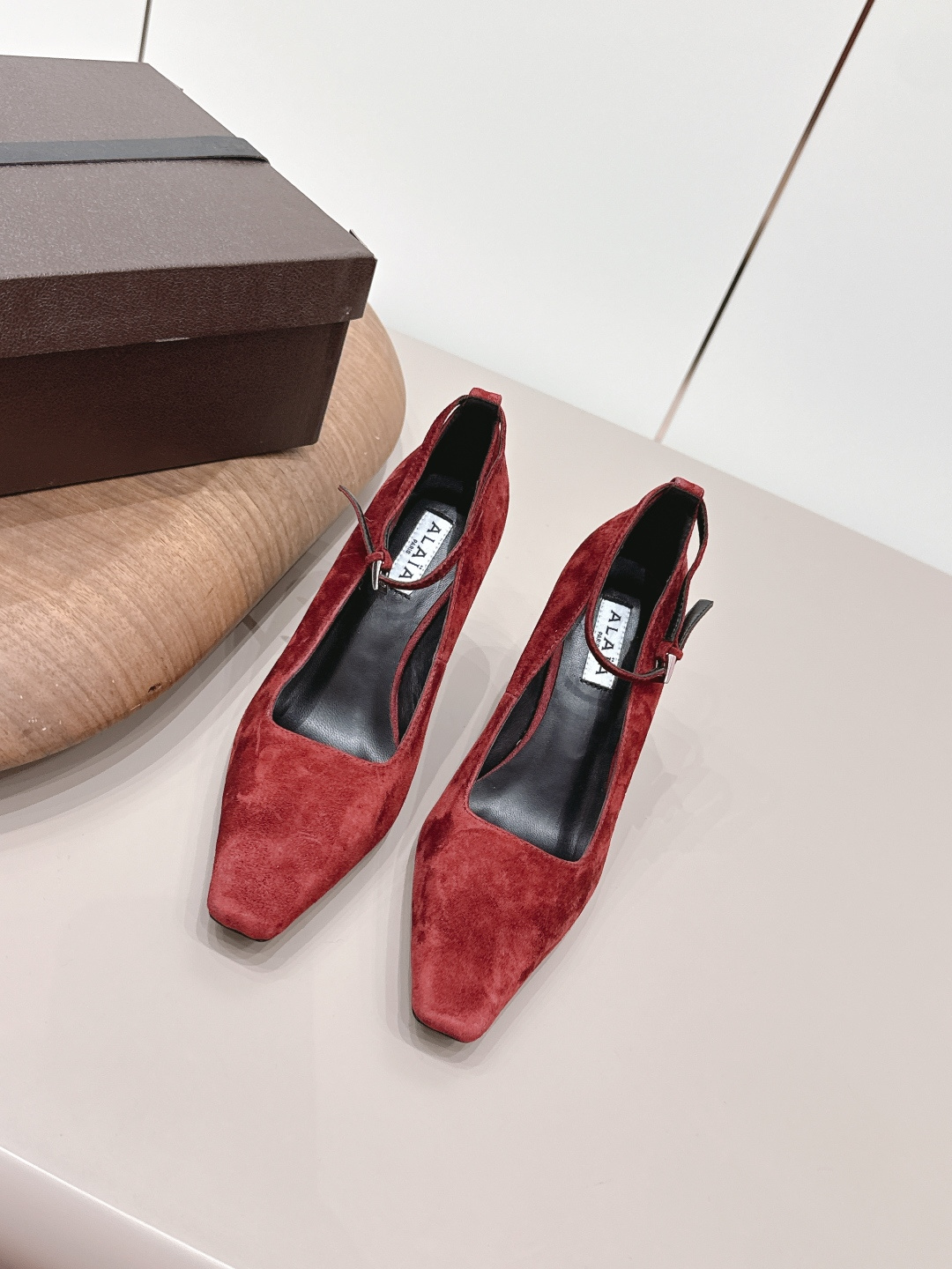 NO:787537,'Exclusive top version' ALAIA niche 2026 vs early spring latest popular shoe series... [Square-toe wedge shoes] Alaia has another sexy side. With different styles, different styles can be easily controlled, whether jeans, suit pants, or pleated skirts, it can upgrade your outfit to fashion, elegance and excellence... Fabric Original custom cashmere Lining original custom sheepskin Foot pads Original custom sheepskin Outsole Original custom leather sole Heel height 10.5cm  Size 35-39 (40. Customized) Original full set of packaging Color official website updated simultaneously, high heels, alaia, high heels, skirts, jeans, business suit, sheepskin19860909《独家顶级版本》 ALAIA小众2026vs早春最新爆款单鞋系列……【方头坡跟单鞋】 阿莱娅还有另外性感的一面 配上不同款式,不同风格都能轻松驾驭,无论牛仔裤,西装裤,还是百褶裙,都能将你的穿搭提升到时尚,优雅和卓越之中… 面料原版定制羊绒 内里原版定制羊皮 垫脚原版定制羊皮 大底原版定制真皮底 跟高10.5cm 码数35-39（40.定制） 包装原版全套包装 颜色官网同步更新,高跟鞋,alaia,high heels,skirts,jeans,business suit,sheepskin,Women's Shoes