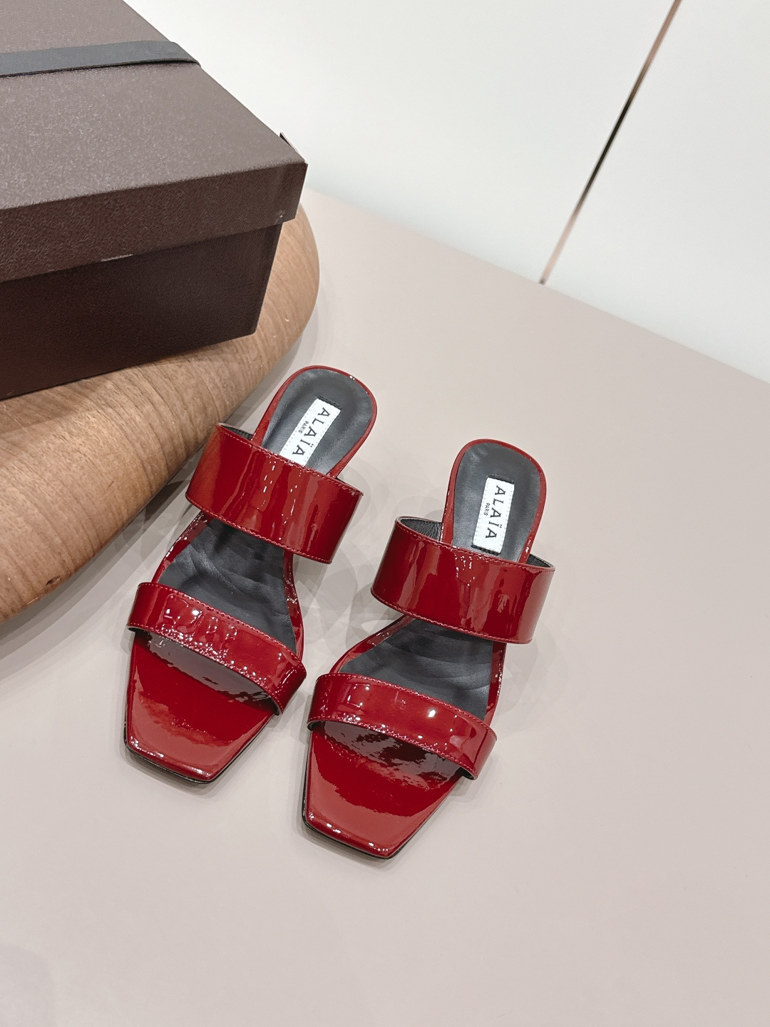 NO:787530,: 'Exclusive top version' ALAIA niche 2026 vs spring and summer fashion sandals series... [Square-toe wedge sandals] Exquisite and elegant, but also fashionable. Comfortable on the feet... Fabric original custom patent leather Lining original custom sheepskin Foot pads original custom sheepskin Outsole Original custom leather sole Size number 35-39 (40. Customization is not returnable) Heel height 7.5cm  Color original full set, high heels and slippers, alaia, sandals, high heels, slippers, sheepskin19860909: 《独家顶级版本》  ALAIA阿莱娅小众2026vs春夏时装凉鞋系列……【方头坡跟凉拖】 精致优雅的同时,还具有时髦感.上脚舒适… 面料原版定制漆皮 内里原版定制羊皮 垫脚原版定制羊皮 大底原版定制真皮底 码数35-39（40.定制不退换） 跟高7.5cm 颜色原版全套包装,高跟鞋拖鞋,alaia,sandals,high heels,slippers,sheepskin,Women's Shoes