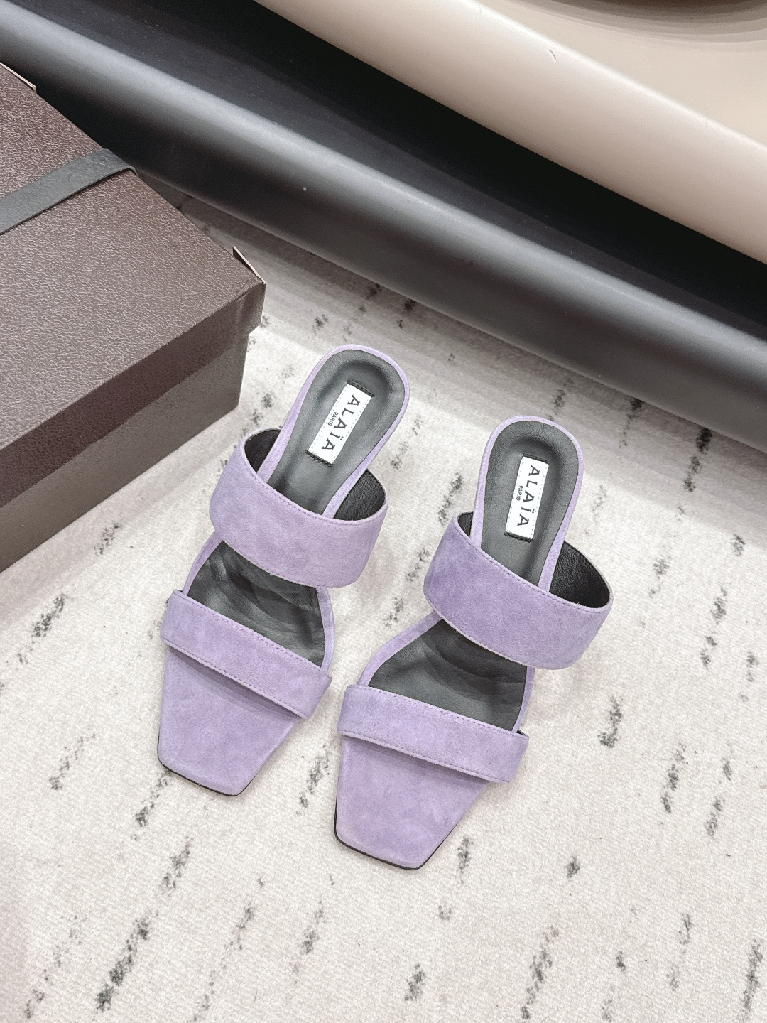 NO:787533,: 'Exclusive top version' ALAIA niche 2026 vs spring and summer fashion sandals series... [Square-toe wedge sandals] Exquisite and elegant, but also fashionable. Comfortable on the feet... Fabric original custom cashmere Lining original custom sheepskin Foot pads original custom sheepskin Outsole Original custom leather sole Size number 35-39 (40. Customization is not returnable) Heel height 7.5cm  Color original full set, high heels and slippers, alaia, sandals, high heels, slippers, sheepskin19860909: 《独家顶级版本》  ALAIA阿莱娅小众2026vs春夏时装凉鞋系列……【方头坡跟凉拖】 精致优雅的同时,还具有时髦感.上脚舒适… 面料原版定制羊绒 内里原版定制羊皮 垫脚原版定制羊皮 大底原版定制真皮底 码数35-39（40.定制不退换） 跟高7.5cm 颜色原版全套包装,高跟鞋拖鞋,alaia,sandals,high heels,slippers,sheepskin,Women's Shoes