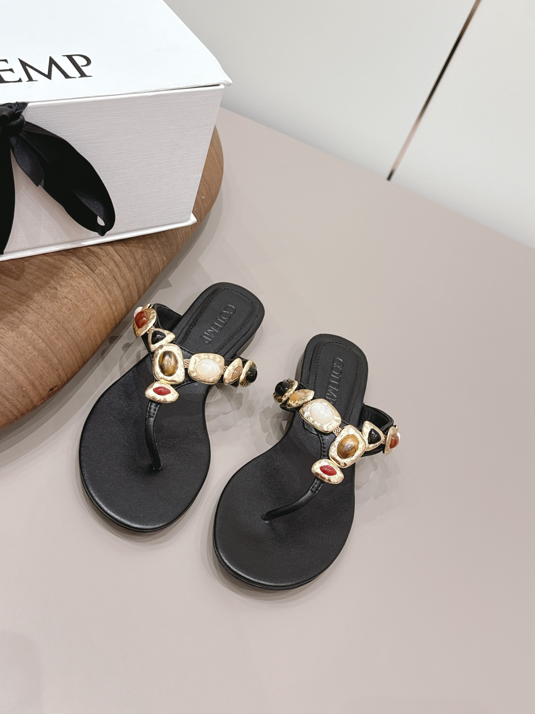 NO:787516,'Exclusive Top Version' COTEMP~Niche trendy brand 26vs the latest spring and summer hot sandal series... [Round-toe thong sandals] are really beautiful!  A new niche brand, every color is beautiful, every pair is handmade, the upper is full of flowers, and has the beauty of blooming flowers. Every color has a unique outfit, and every style is exclusive to everyone!  Beauty is different, that's how the world should be!  It’s super comfortable on your feet!  !  The fit is also very friendly!  Original custom-made sheepskin/diamond chain craftsmanship for uppers Original custom-made sheepskin lining Original custom-made leather outsole Heel height 2cm Size 35-39 (customized 40) Color official website updated simultaneously, split-toe shoes, sandals, sheepskin, Leather soles19860909《独家顶级版本》 COTEMP～小众潮牌26vs春夏最新爆款凉鞋系列…【圆头夹趾凉拖】 真的的美死了！新款小众品牌,每一个颜色都很好看 每一双都是手工制作,鞋面繁花,有繁花似锦的美意 每一个颜色都有独特的穿搭,搭配出的每种风格,都是每个人的专属！ 美丽各有不同,世界本该如此！上脚超级舒适的哦！！版型也很友好！ 鞋面原版定制羊皮/钻链工艺 内里原版定制羊皮 大底原版定制真皮大底 跟高2cm 码数35-39（40定制） 颜色官网同步更新,分趾鞋,sandals,sheepskin,Leather soles,Women's Shoes