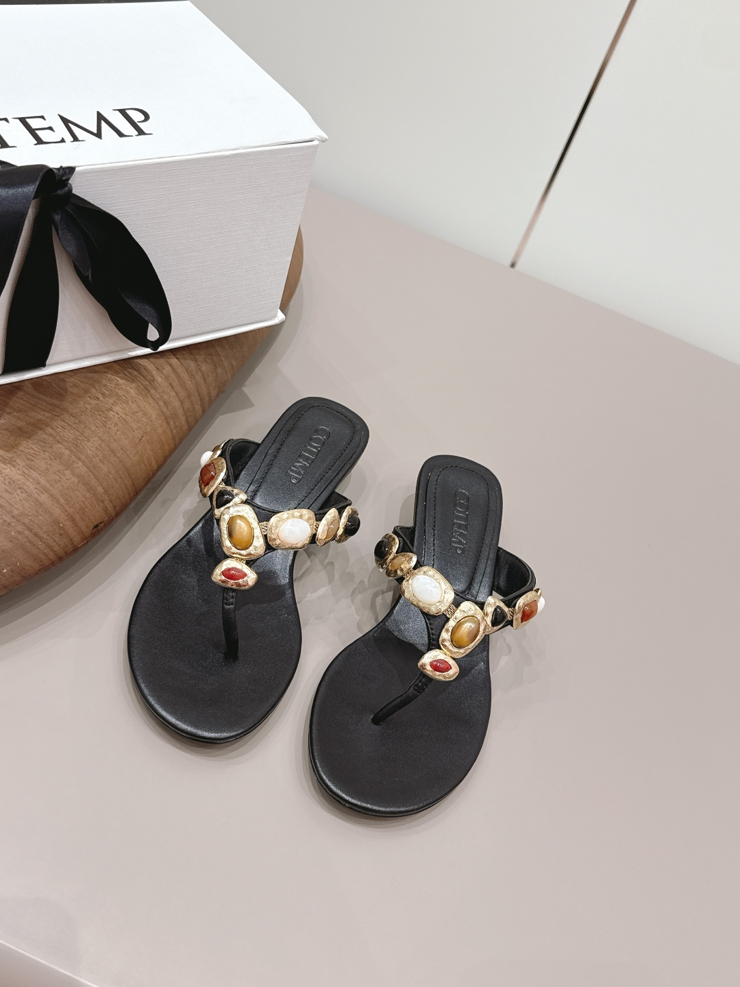 NO:787514,'Exclusive Top Version' COTEMP~Niche trendy brand 26vs the latest spring and summer hot sandal series... [Round-toe thong sandals] are really beautiful!  A new niche brand, every color is beautiful, every pair is handmade, the upper is full of flowers, and has the beauty of blooming flowers. Every color has a unique outfit, and every style is exclusive to everyone!  Beauty is different, that's how the world should be!  It’s super comfortable on your feet!  !  The fit is also very friendly!  Original custom-made sheepskin/diamond chain craftsmanship for uppers Original custom-made sheepskin lining Original custom-made leather outsole Heel height 4.5cm Size 35-39 (customized 40) Colors updated simultaneously on the official website, split-toe shoes, sandals, sheepskin, Leather soles19860909《独家顶级版本》 COTEMP～小众潮牌26vs春夏最新爆款凉鞋系列…【圆头夹趾凉拖】 真的的美死了！新款小众品牌,每一个颜色都很好看 每一双都是手工制作,鞋面繁花,有繁花似锦的美意 每一个颜色都有独特的穿搭,搭配出的每种风格,都是每个人的专属！ 美丽各有不同,世界本该如此！上脚超级舒适的哦！！版型也很友好！ 鞋面原版定制羊皮/钻链工艺 内里原版定制羊皮 大底原版定制真皮大底 跟高4.5cm 码数35-39（40定制） 颜色官网同步更新,分趾鞋,sandals,sheepskin,Leather soles,Women's Shoes