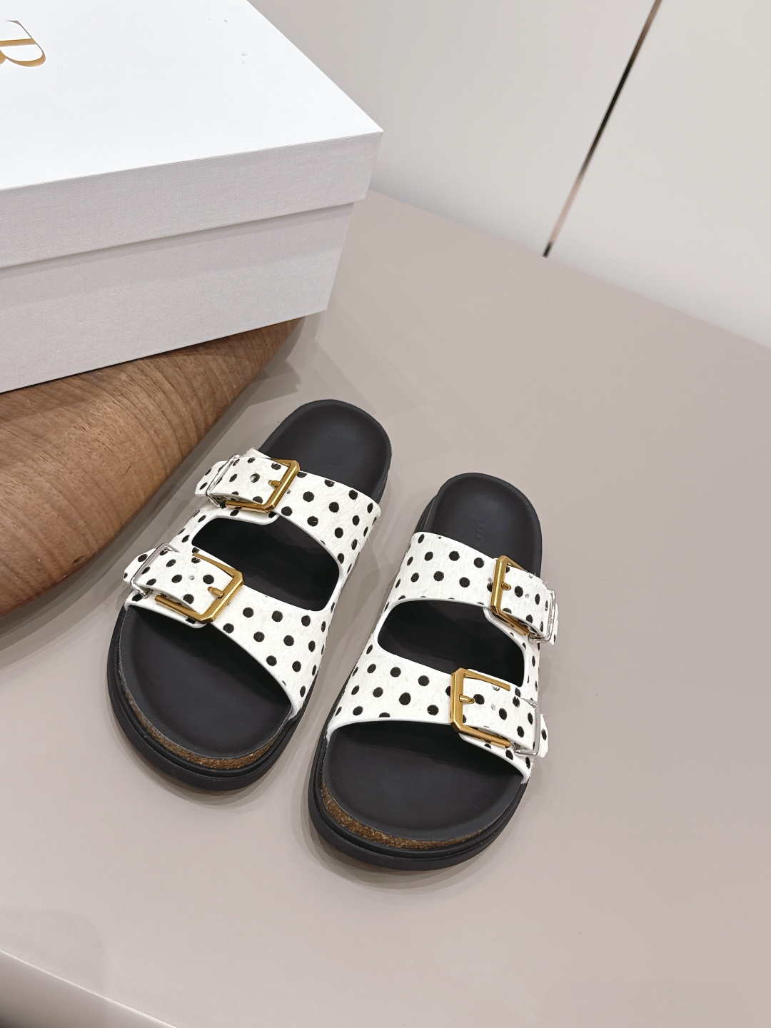 NO:787535,: 'Exclusive top version' THE ROW niche trendy brand 26 vs new spring and summer sandals series... [Round-toe thick-soled sandals] The original version has better comfort and wrapping than the original one. It is full of personality and is easy to match with various styles of clothes... Fabric: Original customized horse hair Lining: Original customized sheepskin Foot pads: Original customized cowhide Outsole: Original molded anti-slip combination sole Heel height: 3cm Packaging: Original full set of packaging Code number:  35-39 (40. size customization is non-refundable) Colors are updated simultaneously on the official website, slippers, sandals, slippers, cowhide, sheepskin19860909: 《独家顶级版本》 THE ROW小众潮牌26vs春夏新款凉鞋系列……【圆头厚底凉拖】 原版一比一打造舒适度、包裹性都比较好.个性十足,很好驾驭各种风格衣服搭配…… 面料: 原版定制马毛 内里: 原版定制羊皮 垫脚: 原版定制牛皮 大底: 原版开模防滑组合底 跟高: 3cm 包装: 原版全套包装 码数: 35-39（40.码定制不退换） 颜色官网同步更新,拖鞋,sandals,slippers,cowhide,sheepskin,Women's Shoes