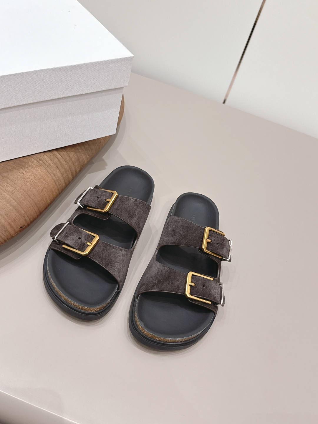 NO:787532,: 'Exclusive top version' THE ROW niche trendy brand 26 vs new spring and summer sandals series... [Round-toe thick-soled sandals] The original version has better comfort and wrapping than the original one. It is full of personality and easy to match with various styles of clothes... Fabric: Original customized cowhide Lining: Original customized sheepskin Foot: Original customized cowhide Outsole: Original molded anti-slip combination sole Heel height: 3cm Packaging: Original full package Code number:  35-39 (40. size customization is non-refundable) Colors are updated simultaneously on the official website, slippers, sandals, slippers, cowhide, sheepskin19860909: 《独家顶级版本》 THE ROW小众潮牌26vs春夏新款凉鞋系列……【圆头厚底凉拖】 原版一比一打造舒适度、包裹性都比较好.个性十足,很好驾驭各种风格衣服搭配…… 面料: 原版定制牛猄 内里: 原版定制羊皮 垫脚: 原版定制牛皮 大底: 原版开模防滑组合底 跟高: 3cm 包装: 原版全套包装 码数: 35-39（40.码定制不退换） 颜色官网同步更新,拖鞋,sandals,slippers,cowhide,sheepskin,Women's Shoes