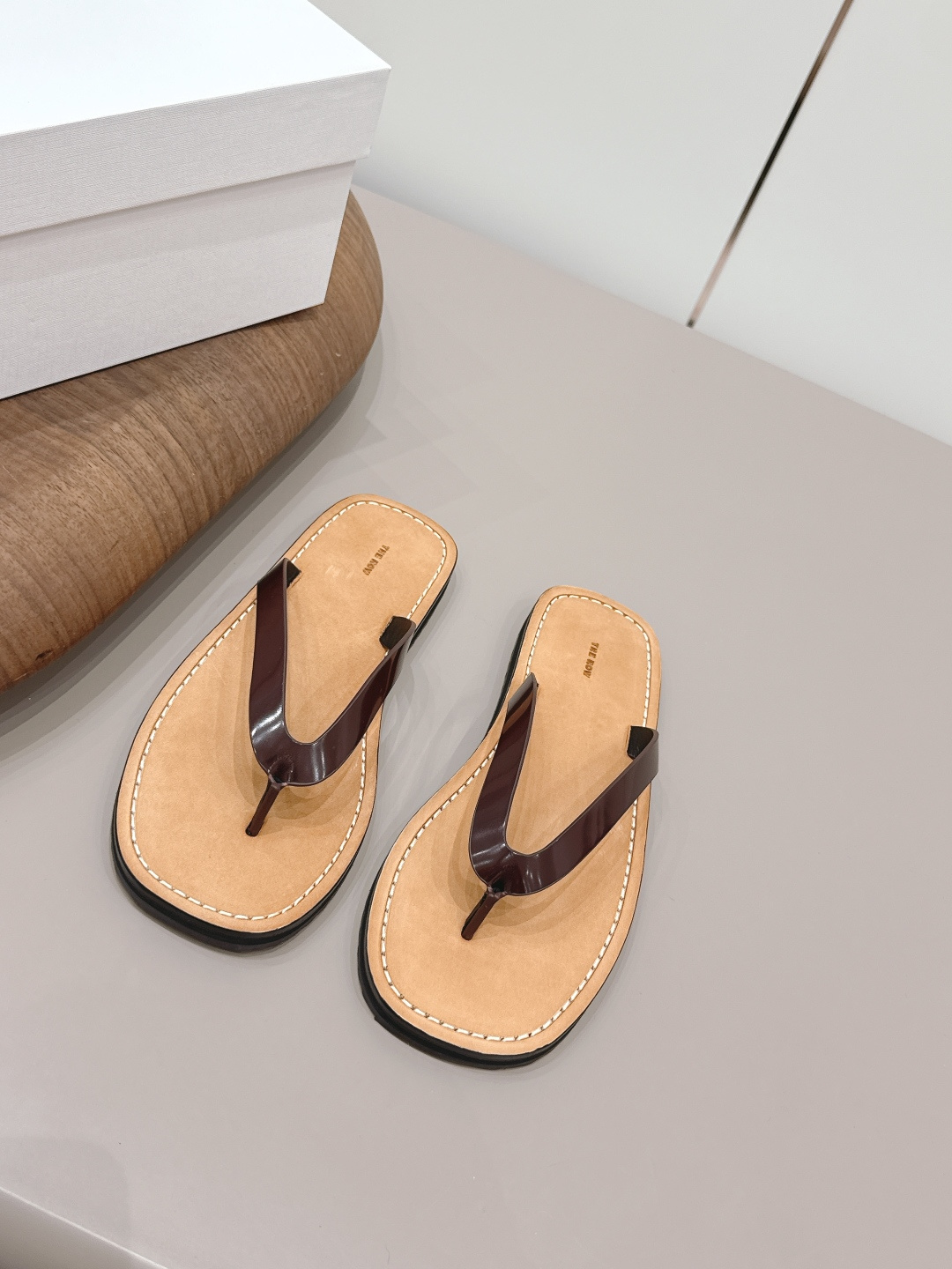 NO:787510,: 'Exclusive top version' THE ROW niche trendy brand 26 vs new spring and summer sandals series... [Round-toe flip-flops] The original version has better comfort and wrapping than the original one. It is full of personality and easy to match with various styles of clothes... Fabric: Original customized open edge beads Lining: Original customized sheepskin Foot: Original customized cowhide Outsole: Original open-molded anti-slip combination sole Heel height: 2cm Packaging: Original full set of packaging Code number:  35-39 (40. size customization is non-returnable) Colors are updated simultaneously on the official website, split-toe shoes, sandals, cowhide, sheepskin19860909: 《独家顶级版本》 THE ROW小众潮牌26vs春夏新款凉鞋系列……【圆头夹趾凉拖】 原版一比一打造舒适度、包裹性都比较好.个性十足,很好驾驭各种风格衣服搭配…… 面料: 原版定制开边珠 内里: 原版定制羊皮 垫脚: 原版定制牛皮 大底: 原版开模防滑组合底 跟高: 2cm 包装: 原版全套包装 码数: 35-39（40.码定制不退换） 颜色官网同步更新,分趾鞋,sandals,cowhide,sheepskin,Women's Shoes