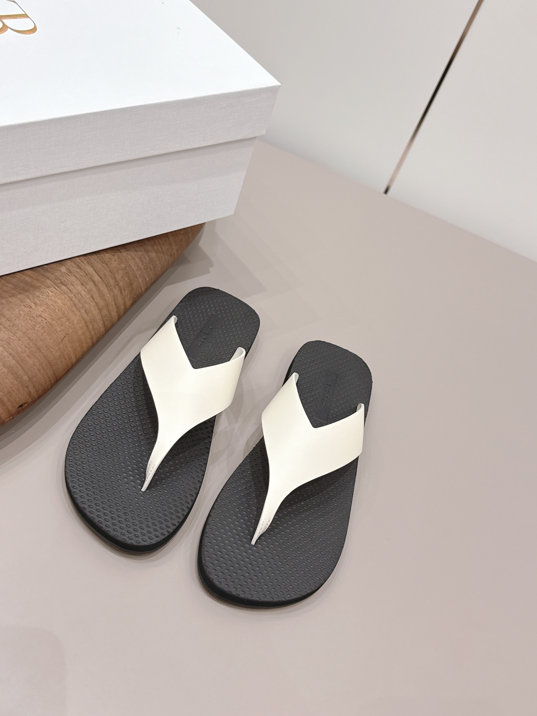 NO:787512,: 'Exclusive top version' THE ROW niche trendy brand 26 vs spring and summer new sandal series... [Round-toe flip-flops] The original version has better comfort and wrapping than the original one. It is full of personality and easy to match with various styles of clothes... Fabric: Original customized cowhide Lining: Original customized sheepskin Foot pads: Original open-molded EVA foam Outsole: Original open-molded TPV combination sole Heel height: 2cm Packaging: Original complete package Code number:  35-39 (40. size customization is non-returnable) Colors are updated simultaneously on the official website, split-toe shoes, sandals, cowhide, sheepskin19860909: 《独家顶级版本》 THE ROW小众潮牌26vs春夏新款凉鞋系列……【圆头夹趾凉拖】 原版一比一打造舒适度、包裹性都比较好.个性十足,很好驾驭各种风格衣服搭配…… 面料: 原版定制牛皮 内里: 原版定制羊皮 垫脚: 原版开模EVA发泡 大底: 原版开模TPV组合底 跟高: 2cm 包装: 原版全套包装 码数: 35-39（40.码定制不退换） 颜色官网同步更新,分趾鞋,sandals,cowhide,sheepskin,Women's Shoes