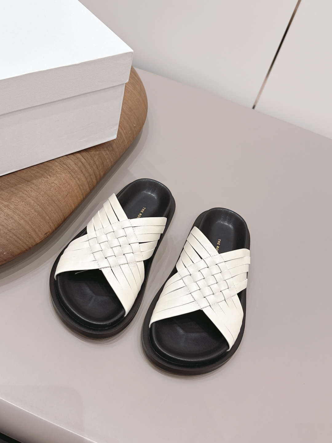NO:787529,: 'Exclusive top version' THE ROW niche trendy brand 26 vs new spring and summer sandals series... [Round-toe thick-soled sandals] The original version has better comfort and wrapping than the original one. Full of personality, it is easy to match with various styles of clothes... Fabric: Original customized cowhide Lining: Original customized sheepskin Feet: Original customized sheepskin Outsole: Original molded anti-slip combination sole Heel height: 3cm Packaging: Original full set of packaging Code number:  35-39 (40.41. Customized sizes are non-returnable) Colors are updated simultaneously on the official website, slippers, sandals, slippers, cowhide, sheepskin19860909: 《独家顶级版本》 THE ROW小众潮牌26vs春夏新款凉鞋系列……【圆头厚底凉拖】 原版一比一打造舒适度、包裹性都比较好.个性十足,很好驾驭各种风格衣服搭配…… 面料: 原版定制牛皮 内里: 原版定制羊皮 垫脚: 原版定制羊皮 大底: 原版开模防滑组合底 跟高: 3cm 包装: 原版全套包装 码数: 35-39（40.41.码定制不退换） 颜色官网同步更新,拖鞋,sandals,slippers,cowhide,sheepskin,Women's Shoes