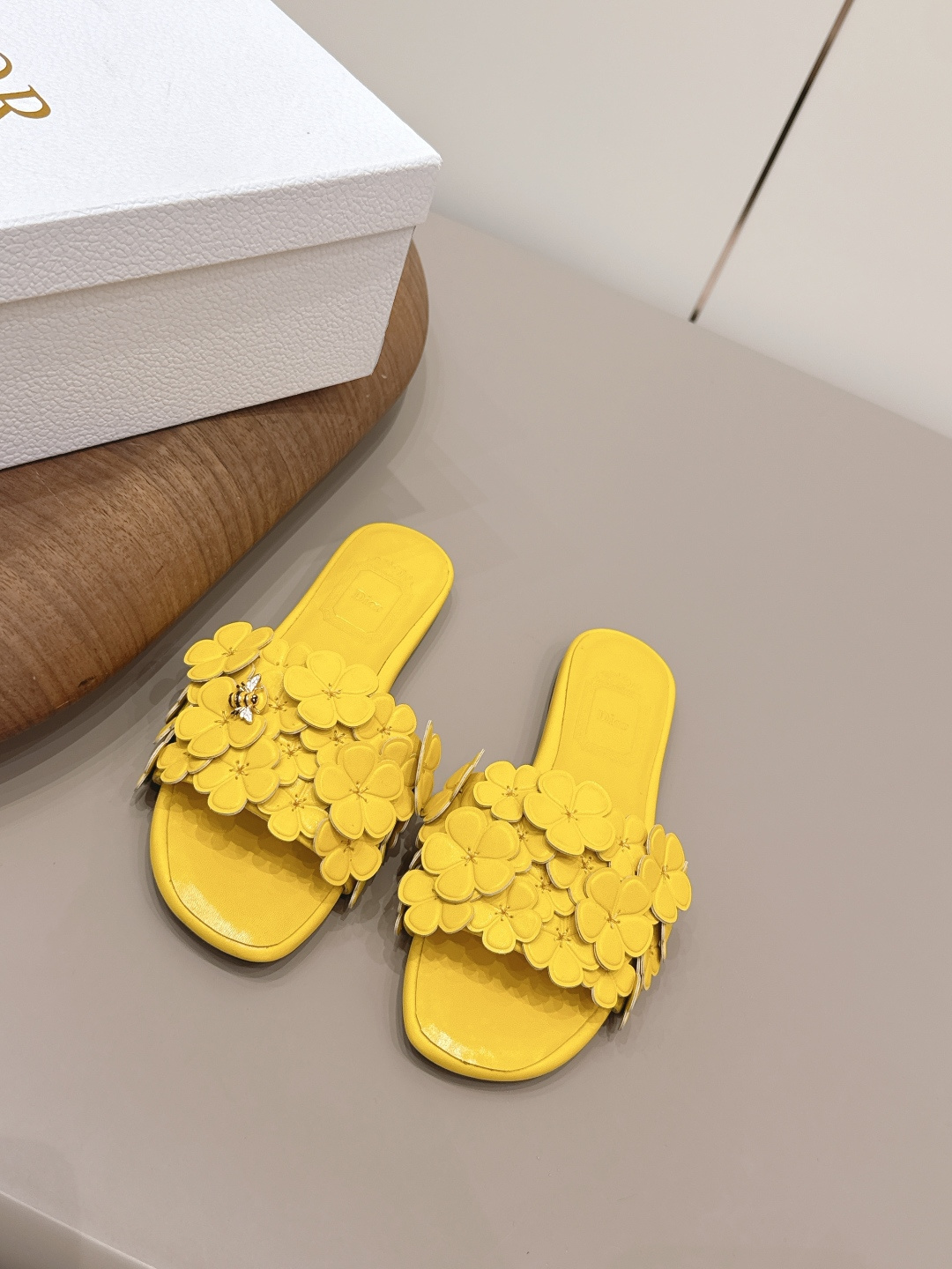 NO:787508,'Exclusive top version' Dior Dior 26vs early spring fashion sandals series... [Round-head flower sandals] Simple and super versatile. Perfect and luxurious on the feet, can be matched with any spring and summer clothes. The foot feels even more comfortable!  The original material is perfectly reproduced. Original disassembly and molding... Fabric original custom sheepskin/flower craft Original custom sheepskin lining Original custom sheepskin Foot pads Original custom leather outsole Heel height 0.8cm Original full set of packaging Code number 35-39 (40.41.42. Customization is non-refundable) Color: Official website updated simultaneously, slippers, dior, dior, sandals, slippers, sheepskin, Leather soles19860909《独家顶级版本》  Dior迪奥26vs早春时装凉鞋系列…【圆头花朵凉拖】 简约超级百搭. 上脚完美奢华,可任意搭配,春夏服饰. 脚感更是舒适！材质原版完美复刻. 原版拆解开模… 面料原版定制羊皮/花朵工艺 内里原版定制羊皮 垫脚原版定制羊皮 大底原版定制真皮大底 跟高0.8cm 包装原版全套包装 码数35-39（40.41.42.定制不退换） 颜色:官网同步更新,拖鞋,dior,dior,sandals,slippers,sheepskin,Leather soles,Women's Shoes