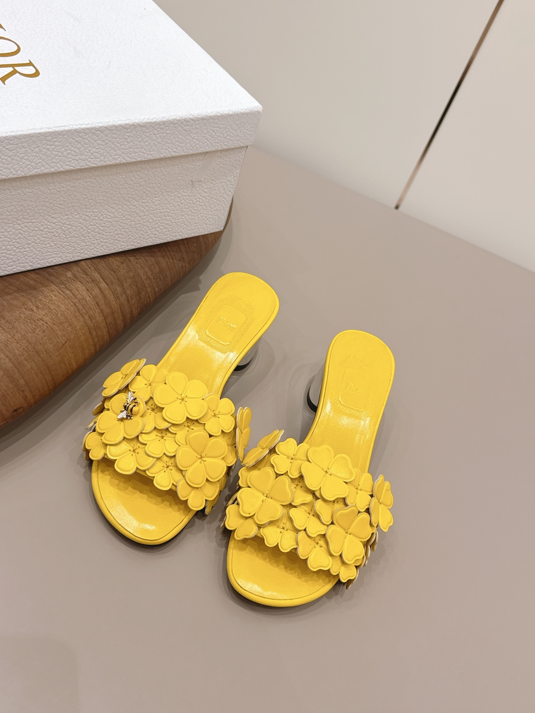 NO:787506,'Exclusive top version' Dior Dior 26vs early spring fashion sandals series... [Round-head flower sandals] Simple and super versatile. Perfect and luxurious on the feet, can be matched with any spring and summer clothes. The foot feels even more comfortable!  The original material is perfectly reproduced. Original disassembly and molding... Fabric original custom sheepskin/flower craft Original custom sheepskin lining Original custom sheepskin Foot pads Original custom sheepskin Outsole Original custom leather outsole Heel height 5cm Original full set of packaging Code number 35-39 (40.41.42. Customization is non-returnable) Color: Official website updated simultaneously, slippers, dior, dior, sandals, slippers, sheepskin, Leather soles19860909《独家顶级版本》  Dior迪奥26vs早春时装凉鞋系列…【圆头花朵凉拖】 简约超级百搭. 上脚完美奢华,可任意搭配,春夏服饰. 脚感更是舒适！材质原版完美复刻. 原版拆解开模… 面料原版定制羊皮/花朵工艺 内里原版定制羊皮 垫脚原版定制羊皮 大底原版定制真皮大底 跟高5cm 包装原版全套包装 码数35-39（40.41.42.定制不退换） 颜色:官网同步更新,拖鞋,dior,dior,sandals,slippers,sheepskin,Leather soles,Women's Shoes