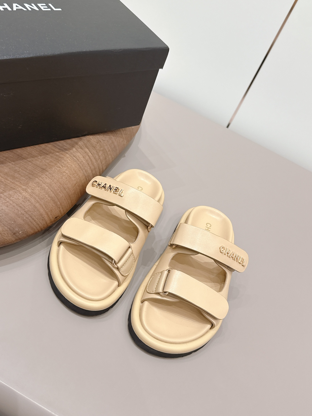 NO:787526,'Exclusive top version' CHANE*L Xiaoxiang 2026 vs early spring popular sandals series... [Round-toe thick-soled sandals] Customized leather surface, color, customized unique leather strapping complex craftsmanship, Milan catwalk main recommendation, super hot. High-end handmade series, really beautiful!  The upper foot is super good-looking, playful and high-end, the thick sole adds height and is versatile, a must-have in summer... The fabric is original customized cowhide/oiled edge craftsmanship. The lining is original customized sheepskin. The foot pad is original customized sheepskin. The outsole is original molded non-slip and wear-resistant sole. The original full package is packaged. The code number is 35-39 (40.41.42.43. Customization is non-returnable). The colors are updated simultaneously on the official website, slippers, chanel, sandals, slippers, cowhide, sheepskin.19860909《独家顶级版本》 CHANE*L小香2026vs早春爆款凉鞋系列……【圆头厚底凉拖】 定制皮面、颜色、定制独特的穿皮条复杂工艺、米兰走秀主推款,超火爆. 高级手工系列,真的太美了！上脚超级好看,俏皮又高级,厚底增高百搭 夏日必备…… 面料原版定制牛皮/油边工艺 内里原版定制羊皮 垫脚原版定制羊皮 大底原版开模防滑耐磨底 包装原版全套包装 码数35-39（40.41.42.43.定制不退换） 颜色官网同步更新,拖鞋,chanel,sandals,slippers,cowhide,sheepskin,Women's Shoes