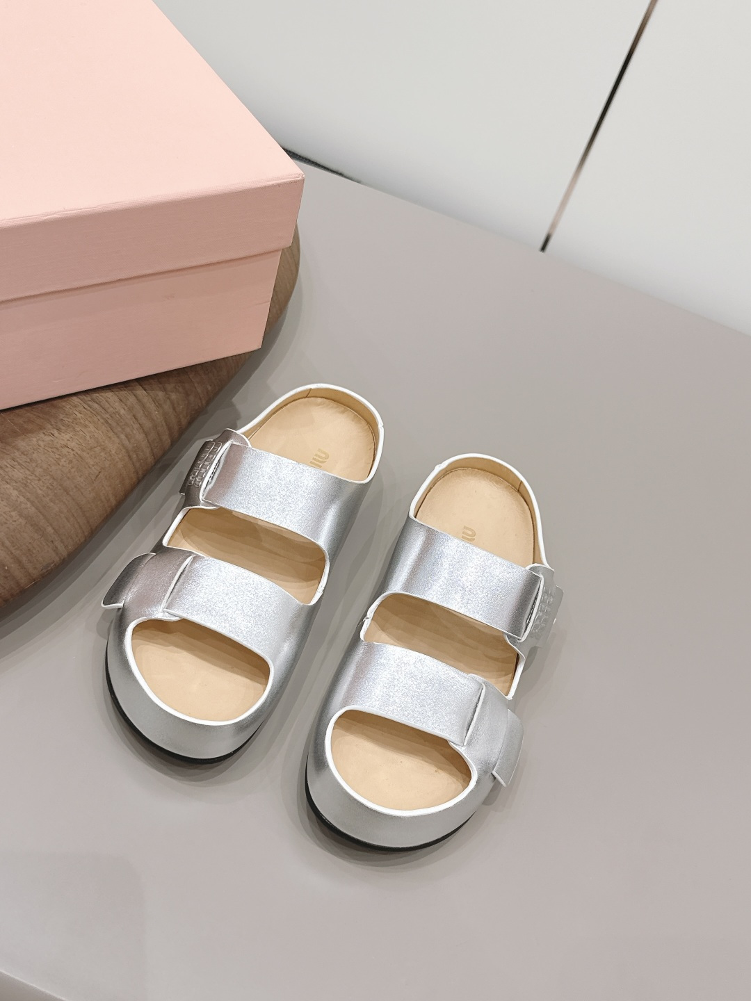 NO:787520,: 'Exclusive top version' MIUMIU Miu Miu 2026 vs spring and summer latest catwalk popular sandals series... [Round-toe thick-soled sandals]  MIUMIU's autumn and winter T-stage catwalk show is the same style as 'Dreams Never Sleep'. Miumiu can use it on important occasions. It has a fresh style with a touch of nobility. It is perfect to wear with this shoe. It is elegant and crystal clear, regardless of the material of various accessories.  , all are exclusively customized one to one, and must be zero distance from the original version. The entire series is full of exciting and unexpected combinations of elements, different materials, textures of fabrics, and a strong artistic atmosphere, allowing you to appreciate the ever-changing style of miumiu girls...  Upper: Original customized cowhide Lining: Original customized sheepskin Foot pads: Original customized sheepskin Outsole: Original molded bottom Bottom height: 3.0cm Size: 35-39 (40. Customized, non-refundable and non-exchangeable) Packaging: Original full set of packaging Color: Official website updated simultaneously, slippers, miumiu, sandals, slippers, cowhide, sheepskin19860909: 《独家顶级版本》 MIUMIU缪缪2026vs春夏最新走秀爆款凉拖系列…… 【圆头厚底凉鞋】 MIUMIU秋冬T台走秀网红同款＂造梦不夜城＂,miumiu能在重要场合上用得上了,小清新风带点贵气的感觉,上脚非常完美穿搭配上此鞋,优雅大方,晶莹剔透,无论各种配件材质,都是独家一比一定制,必做到原版零距离,整个系列都充满了令人兴奋和意外的元素结合,不同的材质,肌理的面料的表现,具有极浓的艺术气息,让你领略miumiu女孩的百变风格…… 鞋面: 原版定制牛皮 内里: 原版定制羊皮 垫脚: 原版定制羊皮 大底: 原版开模成型底 底高: 3.0cm 码数: 35-39（40.订做不退不换) 包装: 原版全套包装 颜色:官网同步更新,拖鞋,miumiu,sandals,slippers,cowhide,sheepskin,Women's Shoes