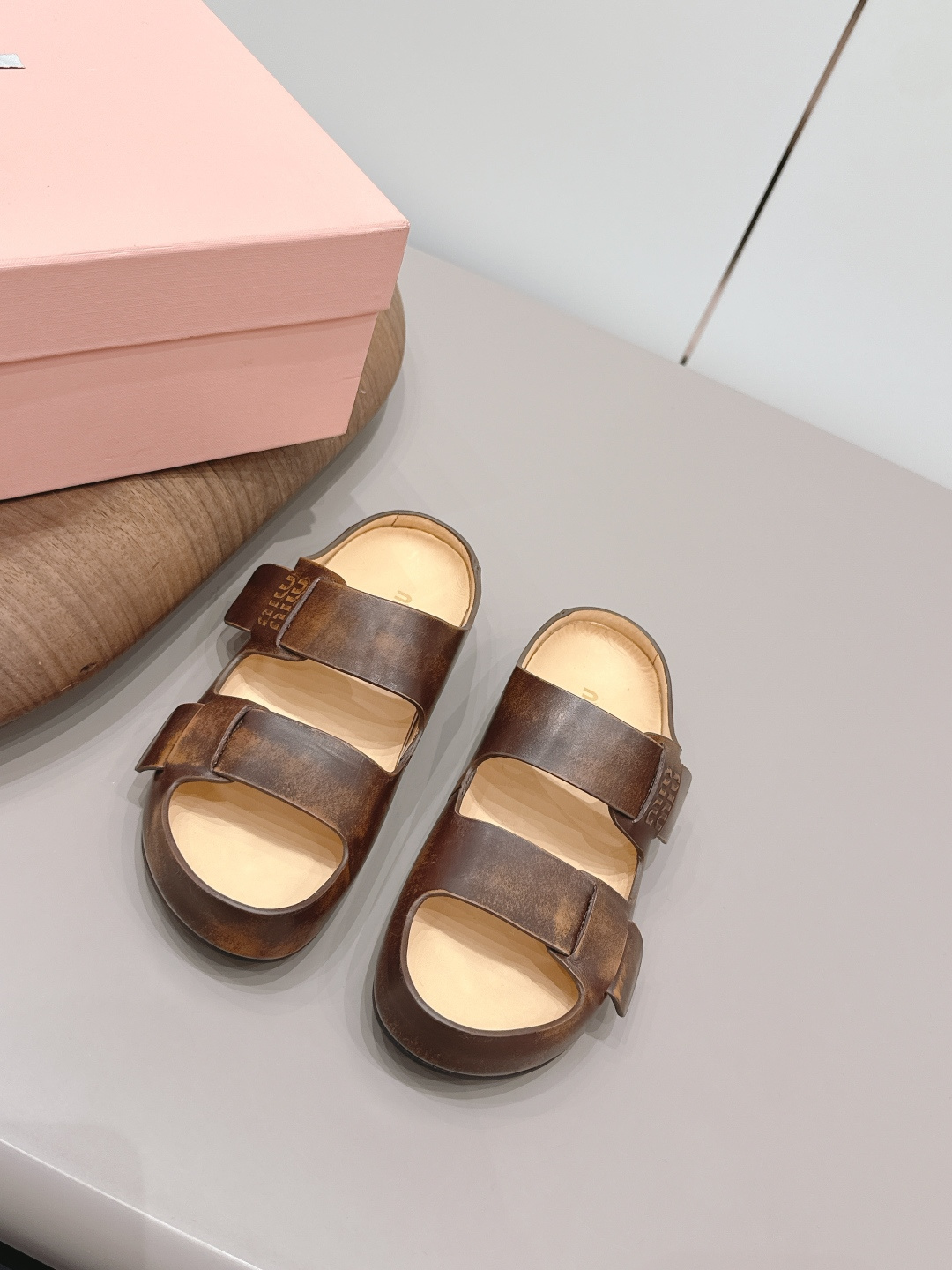 NO:787517,: 'Exclusive top version' MIUMIU Miu Miu 2026 vs spring and summer latest catwalk popular sandals series... [Round-toe thick-soled sandals]  MIUMIU's autumn and winter T-stage catwalk show is the same style as 'Dreams Never Sleep'. Miumiu can use it on important occasions. It has a fresh style with a touch of nobility. It is perfect to wear with this shoe. It is elegant and crystal clear, regardless of the material of various accessories.  , all are exclusively customized one to one, and must be zero distance from the original version. The entire series is full of exciting and unexpected combinations of elements, different materials, textures of fabrics, and a strong artistic atmosphere, allowing you to appreciate the ever-changing style of miumiu girls...  Upper: original customized cowhide/sassafras process Inner: original customized sheepskin Foot pads: original customized sheepskin Outsole: original molded sole Bottom height: 3.0cm Size: 35-39 (40. Customized, non-refundable and non-exchangeable) Packaging: Original full set of packaging Color: official website updated simultaneously, slippers, miumiu, sandals, slippers, cowhide, sheepskin19860909: 《独家顶级版本》 MIUMIU缪缪2026vs春夏最新走秀爆款凉拖系列…… 【圆头厚底凉鞋】 MIUMIU秋冬T台走秀网红同款＂造梦不夜城＂,miumiu能在重要场合上用得上了,小清新风带点贵气的感觉,上脚非常完美穿搭配上此鞋,优雅大方,晶莹剔透,无论各种配件材质,都是独家一比一定制,必做到原版零距离,整个系列都充满了令人兴奋和意外的元素结合,不同的材质,肌理的面料的表现,具有极浓的艺术气息,让你领略miumiu女孩的百变风格…… 鞋面: 原版定制牛皮/檫色工艺 内里: 原版定制羊皮 垫脚: 原版定制羊皮 大底: 原版开模成型底 底高: 3.0cm 码数: 35-39（40.订做不退不换) 包装: 原版全套包装 颜色:官网同步更新,拖鞋,miumiu,sandals,slippers,cowhide,sheepskin,Women's Shoes