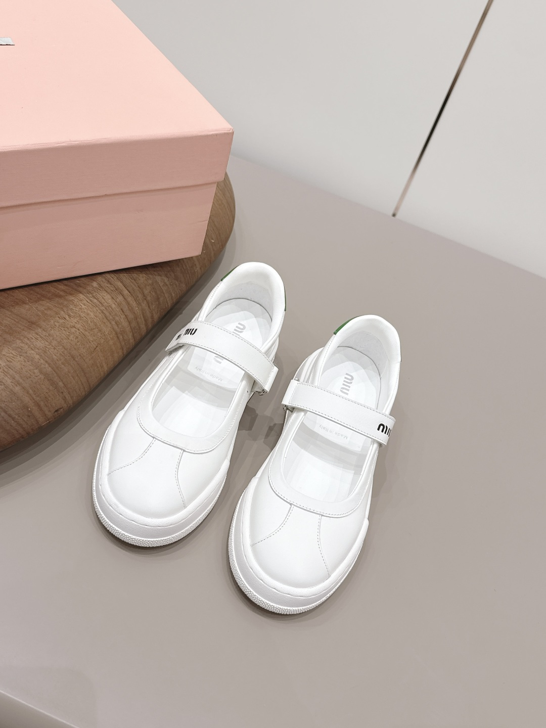 NO:787538,'Exclusive top version' Miu Miu 2026 vs early spring's latest popular casual shoe series... [Round toe horizontal strap casual shoes] Miu Miu's latest popular style Avant-garde and bold design, Miu Miu style is integrated into the simple lines of this thick-soled canvas sneaker, with unique logos on the tongue and back, embellished with retro design, adding iconic elements!  The thick sole design defines the avant-garde modern style. The fabric is original customized sheepskin. The lining is original customized sheepskin. The foot pads are original customized sheepskin. The outsole is original molded TPU molded bottom. The packaging is original full set. The code number is 35-39 (40. Customization is non-refundable). The color is updated simultaneously on the official website, casual shoes/sports shoes, miumiu, sneakers, sheepskin.19860909《独家顶级版本》 缪缪miumiu2026vs早春最新爆款休闲鞋系列……【圆头横带休闲鞋】  miumiu最新爆款 前卫大胆的设计,Miu Miu风格融于此款厚底帆布运动鞋的简约线条, 别致徽标饰于鞋舌与背面,点缀复古设计,平添标志性元素！厚底设计定义前卫的现代风格 面料原版定制羊皮 内里原版定制羊皮 垫脚原版定制羊皮 大底原版开模TPU成型底 包装原版全套包装 码数35-39（40.定制不退换） 颜色官网同步更新,休闲鞋/运动鞋,miumiu,sneakers,sheepskin,Women's Shoes