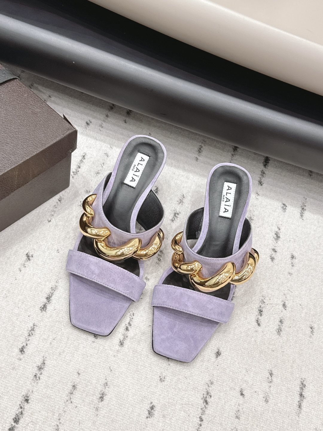 NO:787521,: 'Exclusive top version' ALAIA niche 2026 vs spring and summer fashion sandals series... [Square-toe wedge sandals] Exquisite and elegant, but also fashionable. Comfortable on the feet... Fabric original customized cashmere chain crafts Original customized sheepskin lining Original customized sheepskin outsole Original customized genuine leather sole Size 35-39 (40. Customization is not returnable) Heel height 7.5cm  Color original full set, high heels and slippers, alaia, sandals, high heels, slippers, sheepskin19860909: 《独家顶级版本》  ALAIA阿莱娅小众2026vs春夏时装凉鞋系列……【方头坡跟凉拖】 精致优雅的同时,还具有时髦感.上脚舒适… 面料原版定制羊绒链条工艺 内里原版定制羊皮 垫脚原版定制羊皮 大底原版定制真皮底 码数35-39（40.定制不退换） 跟高7.5cm 颜色原版全套包装,高跟鞋拖鞋,alaia,sandals,high heels,slippers,sheepskin,Women's Shoes