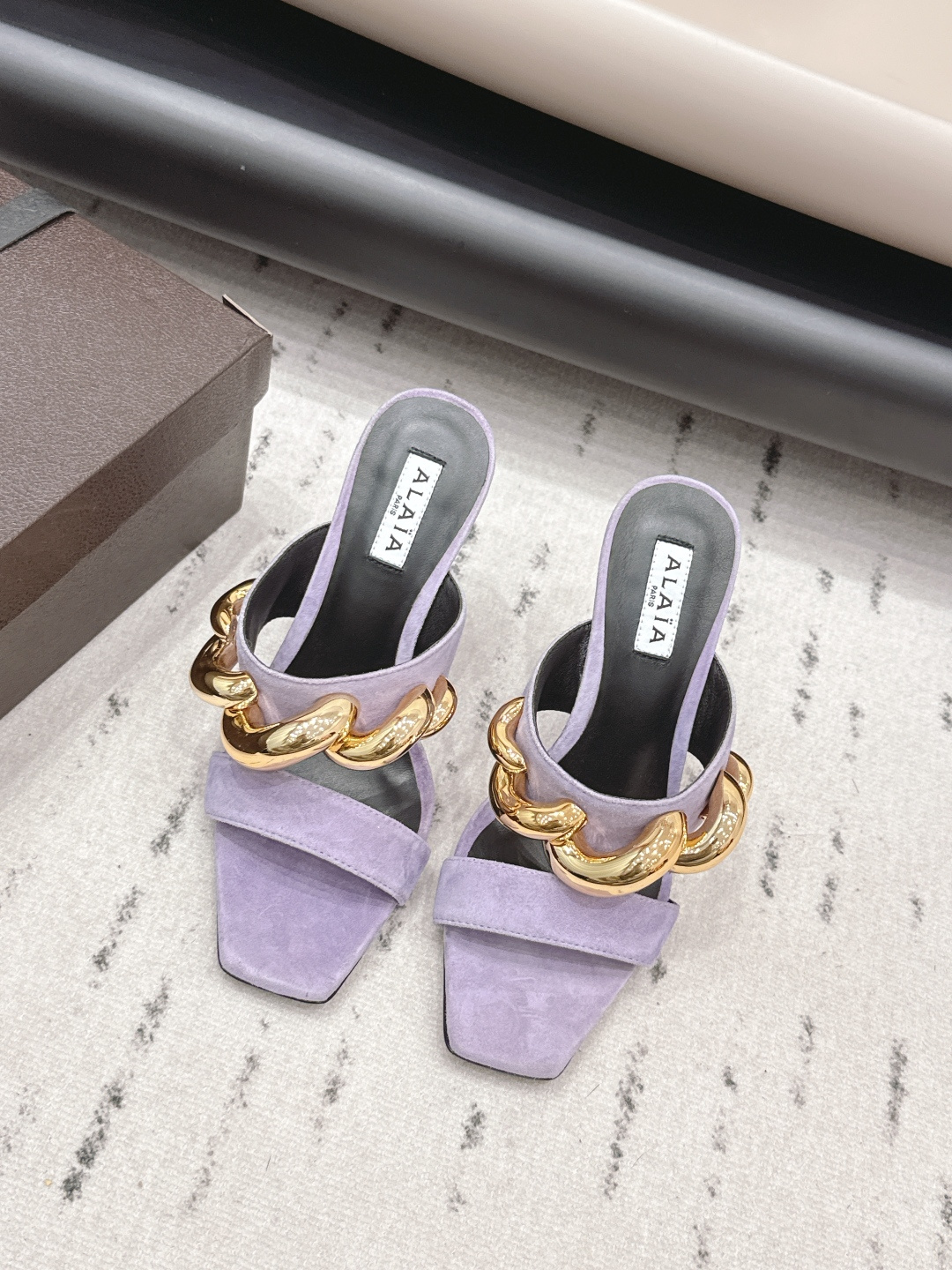 NO:787544,: 'Exclusive top version' ALAIA niche 2026 vs spring and summer fashion sandals series... [Square-toe wedge sandals] Exquisite and elegant, but also fashionable. Comfortable on the feet... Fabric original customized cashmere chain crafts Original customized sheepskin lining Original customized sheepskin outsole Original customized genuine leather sole Size 35-39 (40. Customization is not returnable) Heel height 10.5cm  Color original full set, high heels and slippers, alaia, sandals, high heels, slippers, sheepskin19860909: 《独家顶级版本》  ALAIA阿莱娅小众2026vs春夏时装凉鞋系列……【方头坡跟凉拖】 精致优雅的同时,还具有时髦感.上脚舒适… 面料原版定制羊绒链条工艺 内里原版定制羊皮 垫脚原版定制羊皮 大底原版定制真皮底 码数35-39（40.定制不退换） 跟高10.5cm 颜色原版全套包装,高跟鞋拖鞋,alaia,sandals,high heels,slippers,sheepskin,Women's Shoes