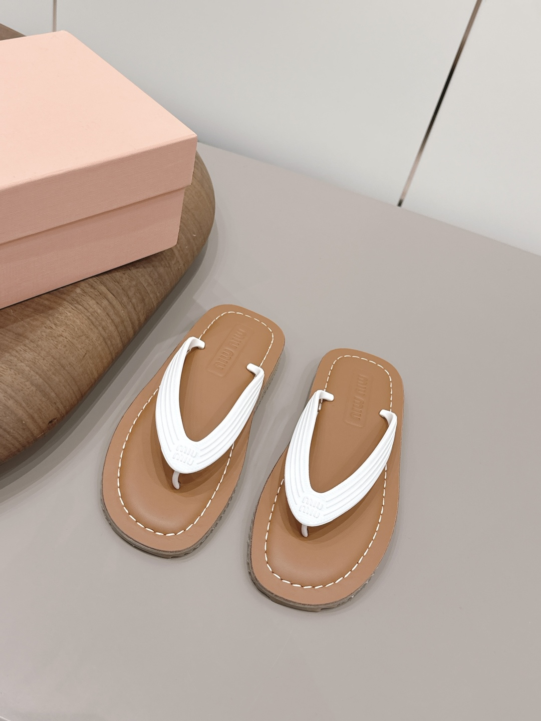 NO:787803,: 'Exclusive top version' MIUMIU Miu Miu 2026 vs early spring latest catwalk hot sandal series... [Round-toe thong sandals]  MIUMIU's early spring T-stage catwalk show is the same style as 'Dreams Never Sleep'. Miumiu can use it on important occasions. It has a fresh style with a touch of nobility. It is perfect to wear with this shoe. It is elegant and crystal clear, regardless of the material of various accessories.  , all are exclusively customized one to one, and must be zero distance from the original version. The entire series is full of exciting and unexpected combinations of elements, different materials, textures of fabrics, and a strong artistic atmosphere, allowing you to appreciate the ever-changing style of miumiu girls...  Upper: Original open-mold TPU molding Inner: Original open-mold TPU molding Foot pads: Original customized cowhide Outsole: Original open-mold TPU combination sole Heel height: 2cm Size: 35-39 (40.41.42.43. Customized, non-refundable and non-exchangeable) Packaging: Original full set of packaging Color: Official website updated simultaneously, split-toe shoes, miumiu, sandals, cowhide19860909: 《独家顶级版本》 MIUMIU缪缪2026vs早春最新走秀爆款凉鞋系列…… 【圆头夹趾凉拖】 MIUMIU早春T台走秀网红同款＂造梦不夜城＂,miumiu能在重要场合上用得上了,小清新风带点贵气的感觉,上脚非常完美穿搭配上此鞋,优雅大方,晶莹剔透,无论各种配件材质,都是独家一比一定制,必做到原版零距离,整个系列都充满了令人兴奋和意外的元素结合,不同的材质,肌理的面料的表现,具有极浓的艺术气息,让你领略miumiu女孩的百变风格…… 鞋面: 原版开模TPU成型 内里: 原版开模TPU成型 垫脚: 原版定制牛皮 大底: 原版开模TPU组合底 跟高: 2cm 码数: 35-39（40.41.42.43.定制不退不换) 包装: 原版全套包装 颜色:官网同步更新,分趾鞋,miumiu,sandals,cowhide,Women's Shoes
