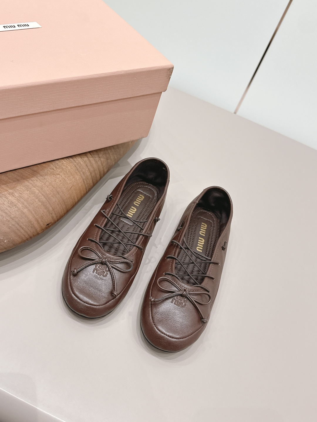 NO:787528,'Exclusive top version' MIUMIU Miu Miu 2026 vs early spring latest catwalk popular shoe series... [Round-toe bow flat shoes]  MIUMIU's spring and summer T-stage catwalk show is the same model as 'Dreams Never Sleep'. Miumiu can use it on important occasions. It has a fresh style with a touch of nobility. It is perfect to wear with this shoe. It is elegant and crystal clear, regardless of the material of various accessories.  , all are exclusively customized one to one, and must be zero distance from the original version. The entire series is full of exciting and unexpected combinations of elements, different materials, textures of fabrics, and a strong artistic atmosphere, allowing you to appreciate the ever-changing style of miumiu girls...  Upper: Original customized sheepskin bow craft Inner: Original customized sheepskin Foot pads: Original customized sheepskin Outsole: Original molded sole Heel height: Flat Number of yards: 35-39 (40.41 customization is non-returnable) Packaging: Original full set of packaging Color: Official website updated simultaneously, ballet shoes, miumiu, sheepskin19860909《独家顶级版本》 MIUMIU缪缪2026vs早春最新走秀爆款单鞋系列…… 【圆头蝴蝶结平底单鞋】 MIUMIU春夏T台走秀网红同款＂造梦不夜城＂,miumiu能在重要场合上用得上了,小清新风带点贵气的感觉,上脚非常完美穿搭配上此鞋,优雅大方,晶莹剔透,无论各种配件材质,都是独家一比一定制,必做到原版零距离,整个系列都充满了令人兴奋和意外的元素结合,不同的材质,肌理的面料的表现,具有极浓的艺术气息,让你领略miumiu女孩的百变风格…… 鞋面:原版定制羊皮蝴蝶结工艺 内里:原版定制羊皮 垫脚:原版定制羊皮 大底:原版开模成型底 跟高:平底 码数:35-39（40.41定制不退换) 包装:原版全套包装 颜色:官网同步更新,芭蕾舞鞋,miumiu,sheepskin,Women's Shoes