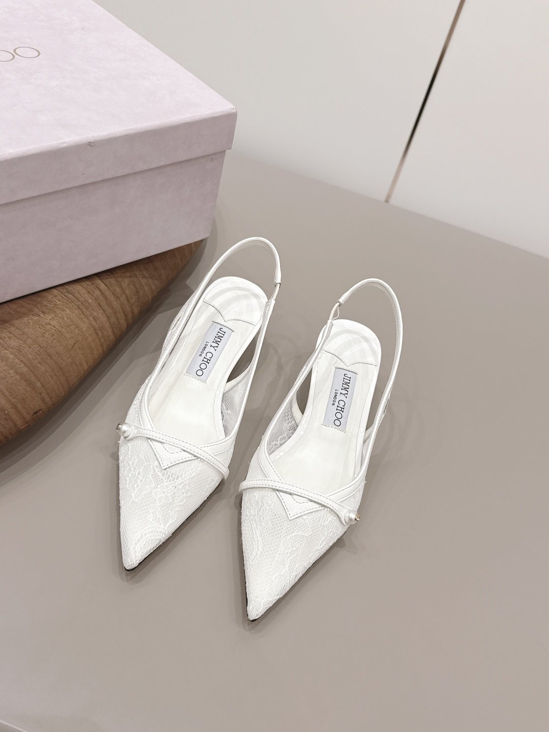 NO:787812,'Exclusive top version' JIMMY CHOO-26vs spring and summer fashion new single shoe series... [Pointed toe back empty shoes] The original top replica, super high quality, fashionable and classy~ The exclusive first release of the new product, which will definitely make you unique. The overall line is super smooth, stretches the leg shape, the upper foot comfort is super good, the very creative design sense, the presentation is particularly high-end... The fabric is original custom sheepskin/custom lace, the lining is original custom sheepskin, the outsole is original imported genuine leather outsole  Heel 4.5cm, original package, size 35-40 (40.41. Customization is non-refundable), colors are updated simultaneously, high heels and sandals, jimmy choo, sandals, high heels, sheepskin, Leather soles19860909《独家顶级版本》 JIMMY CHOO-26vs春夏时装新款单单鞋系列…【尖头后空单鞋】 原版顶级复刻,超高品质奉上时髦有范～ 新品独家首发,绝对让你独一无二 整体线条流畅感超强,拉伸腿型,上脚舒适度超级好,非常有创意的设计感,呈现特别高级…… 面料原版定制羊皮/定制蕾丝 内里原版定制羊皮 大底原版进口真皮大底 鞋跟4.5cm 包装原版全套包装 码数35-40（40.41.定制不退换） 颜色官方同步更新,高跟鞋凉鞋,jimmy choo,sandals,high heels,sheepskin,Leather soles,Women's Shoes