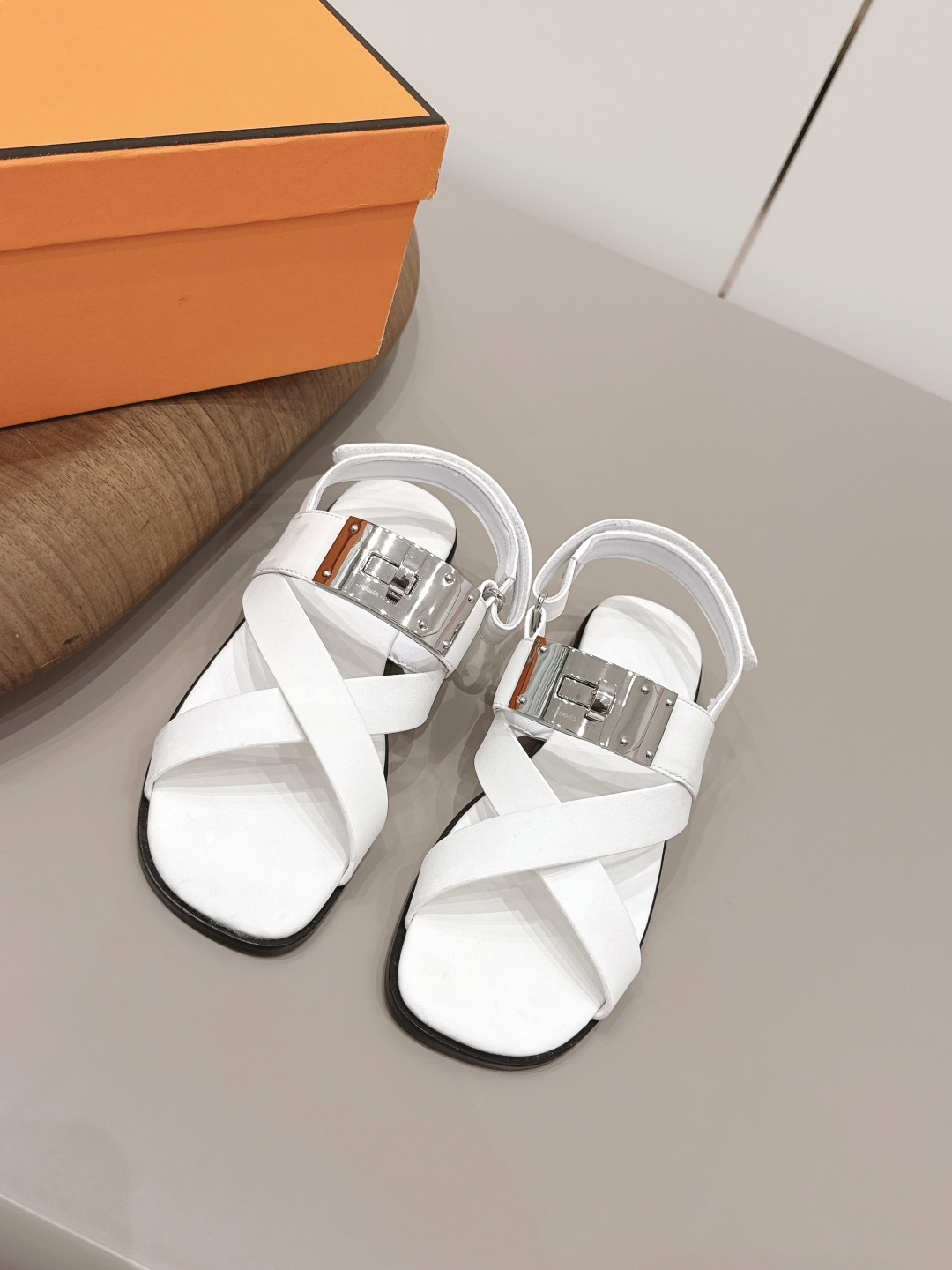 NO:787806,: 'Exclusive top version' HERME*H home 26 vs early spring new H sandal series... Hermès splash of color. The latest spring color couple's half-flops, ♀ urban style Wellington has become a fashion highlight... Showing the brand's exquisite bootmaking technology, playing with contrasting fabrics and colors... A bit like an advanced version of Chelsea Love, cool, contrasting color splicing and fashion  Easy to put on and take off, the heel height is moderate, and it is not tiring to wear for a long time. It must be said that the taste of C-level brands is good... Upper: original customized cowhide Inner: original customized sheepskin Foot pads: original customized sheepskin Outsole: original customized genuine leather sole Heel height: 1.0cm Size: 35–39 (34.40.41. Customized, non-refundable) Packaging: Original full set of packaging  Color: Official website updated simultaneously, sandals, hermes, loafers, sandals, boots, cowhide, sheepskin19860909: 《独家顶级版本》  HERME*H家26vs早春新款H凉拖系列…… Hermès 飞溅色彩.最新春季新增色情侣半拖,♀都市风格 Wellington成为时尚亮点……展现品牌精湛的制靴工艺,尽情玩转对比鲜明的面料与色彩…… 有点像进阶版切尔西乐福,酷,撞色拼接时尚度 方便穿脱,鞋跟高度适中,久穿不累型,得不得说C位品牌的品味就是好…… 鞋面: 原版定制牛皮 内里: 原版定制羊皮 垫脚: 原版定制羊皮 大底: 原版定制真皮底 跟高: 1.0cm 码数: 35–39(34.40.41.定做不退换) 包装: 原版全套包装 颜色:官网同步更新,凉鞋,hermes,loafers,sandals,boots,cowhide,sheepskin,Women's Shoes