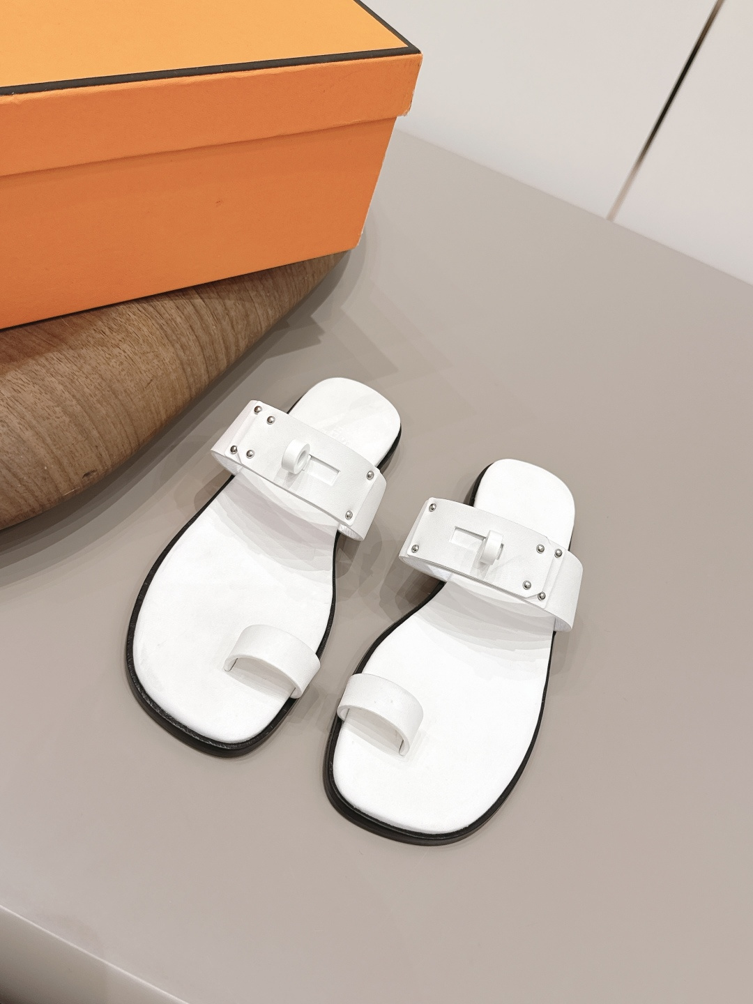 NO:787800,: 'Exclusive top version' HERME*H home 26 vs early spring new H sandal series... Hermès splash of color. The latest spring color couple's half-flops, ♀ urban style Wellington has become a fashion highlight... Showing the brand's exquisite bootmaking technology, playing with contrasting fabrics and colors... A bit like an advanced version of Chelsea Love, cool, contrasting color splicing and fashion  Easy to put on and take off, the heel height is moderate, and it is not tiring to wear for a long time. It must be said that the taste of C-level brands is good... Upper: original customized cowhide Inner: original customized sheepskin Foot pads: original customized sheepskin Outsole: original customized genuine leather sole Heel height: 1.0cm Size: 35–39 (34.40.41. Customized, non-refundable) Packaging: Original full set of packaging  Color: Official website updated simultaneously, split-toe shoes, hermes, loafers, boots, cowhide, sheepskin19860909: 《独家顶级版本》  HERME*H家26vs早春新款H凉拖系列…… Hermès 飞溅色彩.最新春季新增色情侣半拖,♀都市风格 Wellington成为时尚亮点……展现品牌精湛的制靴工艺,尽情玩转对比鲜明的面料与色彩…… 有点像进阶版切尔西乐福,酷,撞色拼接时尚度 方便穿脱,鞋跟高度适中,久穿不累型,得不得说C位品牌的品味就是好…… 鞋面: 原版定制牛皮 内里: 原版定制羊皮 垫脚: 原版定制羊皮 大底: 原版定制真皮底 跟高: 1.0cm 码数: 35–39(34.40.41.定做不退换) 包装: 原版全套包装 颜色:官网同步更新,分趾鞋,hermes,loafers,boots,cowhide,sheepskin,Women's Shoes