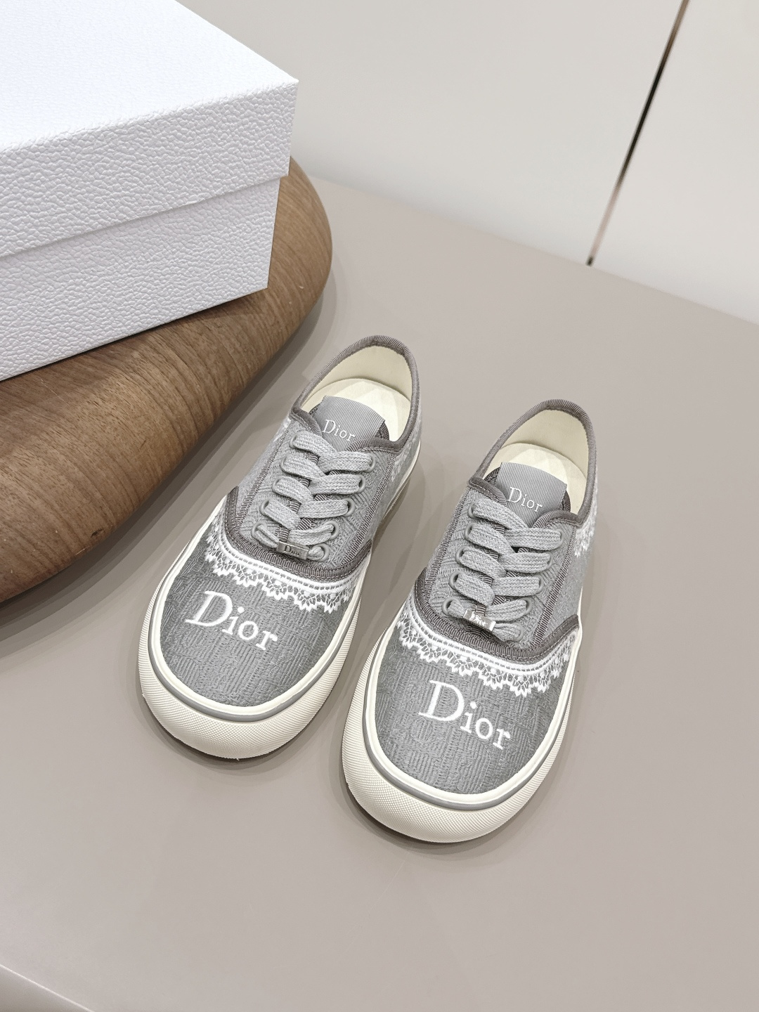 NO:787504,: 'Exclusive top version' D*IOR classic casual popular series... [Round-toe thick-soled casual shoes] Based on the classic sneaker version, adding deconstructed elements to the design. The classic brand digital logo is perfectly presented on the tail of the shoe. The circle surrounds the '23' logo on the shoe line. The original customized cowhide mesh embroidery letter craft is full of fun and shows the fashionable design of Margiela. The top of the shoe is the king when it is launched... The original custom weaving electric embroidery process of the fabric  Original customized high-density muslin lining, original customized injection molding for feet, original molded outsole, code number 35-39 (40. Customized, non-refundable), original full set of packaging, official website color update, casual shoes/sports shoes, masion margiela, sneakers, cowhide19860909: 《独家顶级版本》  D*IOR迪*奥经典休闲爆款系列……【圆头厚底休闲鞋】 以经典球鞋的版型为基础 加入解构元素设计 经典品牌数字logo在鞋尾完美呈现 圆圈围绕鞋履线“23”标志, 原版定制牛皮网刺绣字母工艺,玩味十足,尽显马吉拉时髦设计感,上市即巅峰 上脚即王者… 面料原版定制织布电绣工艺 内里原版定制高密度细布 垫脚原版定制注塑成型 大底原版开模组合底 码数35-39（40.定制不退换） 包装原版全套包装 颜色官网同步更新,休闲鞋/运动鞋,masion margiela,sneakers,cowhide,Women's Shoes