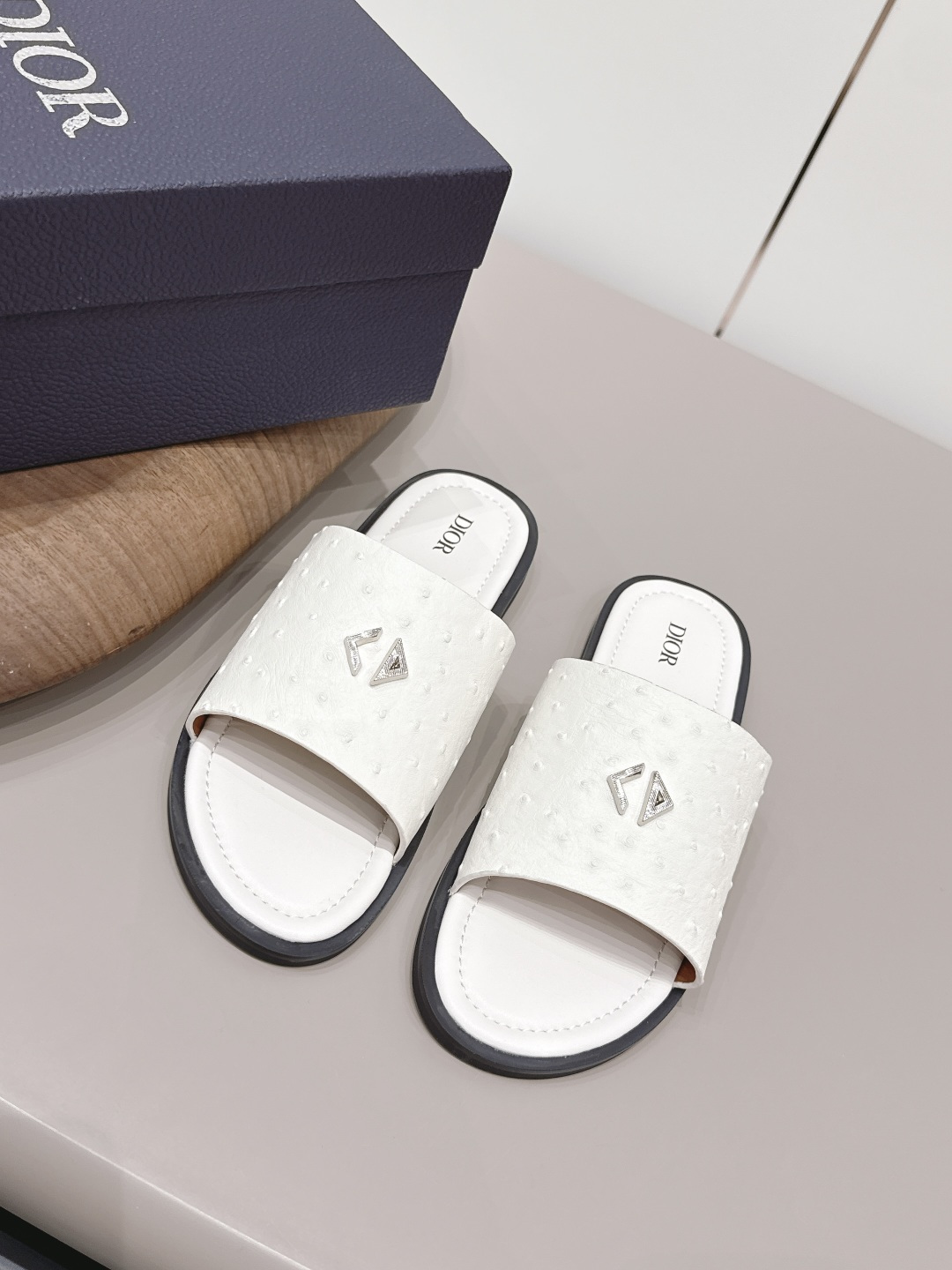 NO:787833,: Men's 'Exclusive Top Version' Dior 26vs hot spring and summer men's sandals series... [Round-toe men's sandals] Simple and super versatile. Perfect and luxurious on the feet, can be matched with spring and summer clothes. The foot feels even more comfortable!  The material is a perfect replica of the original. The original disassembly and molding. The fabric is original custom cowhide. The lining is original custom sheepskin. The feet are original custom cowhide. The outsole is the original molded TPU foaming sole. The bottom is 1cm. The original full set of packaging. The code number is 39-44 (45.46. Customization is non-returnable). Color: official website updated simultaneously, slippers, dior, dior, sandals, slippers, cowhide, sheepskin.19860909: 男款《独家顶级版本》  Dior 迪奥 26vs春夏爆款男士凉鞋系列……【圆头男款凉拖】 简约超级百搭. 上脚完美奢华可任意搭配春夏服饰. 脚感更是舒适！材质原版完美复刻. 原版拆解开模. 面料原版定制牛皮 内里原版定制羊皮 垫脚原版定制牛纹垫脚 大底原版开模TPU发泡成型底 底高1cm 包装原版全套包装 码数39-44（45.46.定制不退换） 颜色:官网同步更新,拖鞋,dior,dior,sandals,slippers,cowhide,sheepskin,Women's Shoes