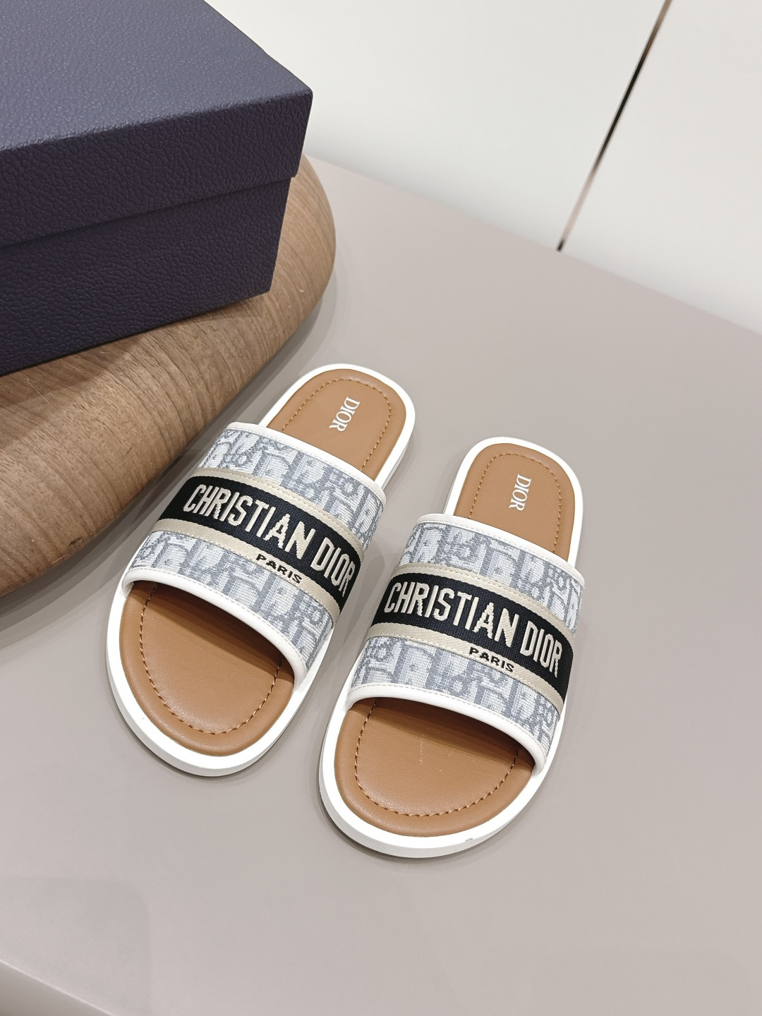 NO:787825,: Men's 'Exclusive Top Version' Dior 26vs hot spring and summer men's sandals series... [Round-toe men's sandals] Simple and super versatile. Perfect and luxurious on the feet, can be matched with spring and summer clothes. The foot feels even more comfortable!  The material is a perfect replica of the original. The original disassembly and molding. The fabric is the original custom jacquard fabric. The inner lining is original custom sheepskin. The foot pads are the original custom cow pattern feet. The outsole is the original open mold TPU foaming bottom. The bottom is 1cm. The original full set of packaging. The code number is 39-44 (45.46. Customization is non-refundable). Color: official website updated simultaneously, split-toe slippers, dior, dior, sandals, slippers, sheepskin.19860909: 男款《独家顶级版本》  Dior 迪奥 26vs春夏爆款男士凉鞋系列……【圆头男款凉拖】 简约超级百搭. 上脚完美奢华可任意搭配春夏服饰. 脚感更是舒适！材质原版完美复刻. 原版拆解开模. 面料原版定制提花布料 内里原版定制羊皮 垫脚原版定制牛纹垫脚 大底原版开模TPU发泡成型底 底高1cm 包装原版全套包装 码数39-44（45.46.定制不退换） 颜色:官网同步更新,分趾鞋拖鞋,dior,dior,sandals,slippers,sheepskin,Women's Shoes