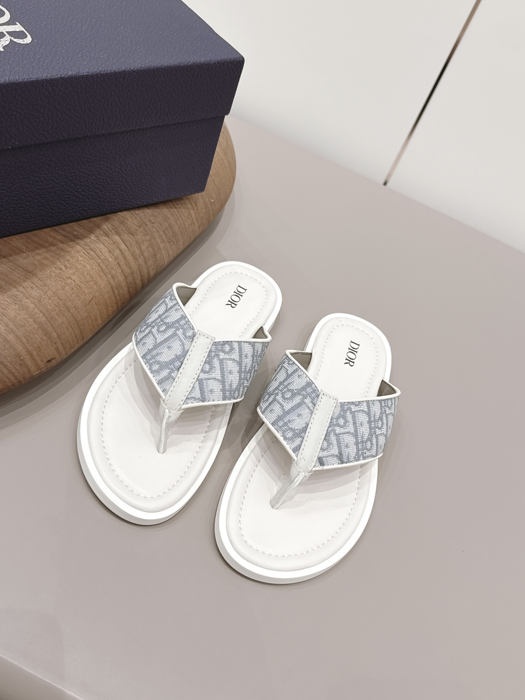 NO:787827,: Men's 'Exclusive Top Version' Dior 26vs hot spring and summer men's sandals series... [Men's Flip-Toe Sandals] Simple and super versatile. Perfect and luxurious on the feet, can be matched with spring and summer clothes. The foot feels even more comfortable!  The material is a perfect replica of the original. The original disassembly and molding. The fabric is the original custom jacquard fabric. The inner lining is original custom sheepskin. The foot pads are the original custom cow pattern feet. The outsole is the original open mold TPU foaming bottom. The bottom is 1cm. The original full set of packaging. The code number is 39-44 (45.46. Customization is non-refundable). Color: official website updated simultaneously, split-toe slippers, dior, dior, sandals, slippers, sheepskin.19860909: 男款《独家顶级版本》  Dior 迪奥 26vs春夏爆款男士凉鞋系列……【男款夹趾凉拖】 简约超级百搭. 上脚完美奢华可任意搭配春夏服饰. 脚感更是舒适！材质原版完美复刻. 原版拆解开模. 面料原版定制提花布料 内里原版定制羊皮 垫脚原版定制牛纹垫脚 大底原版开模TPU发泡成型底 底高1cm 包装原版全套包装 码数39-44（45.46.定制不退换） 颜色:官网同步更新,分趾鞋拖鞋,dior,dior,sandals,slippers,sheepskin,Women's Shoes