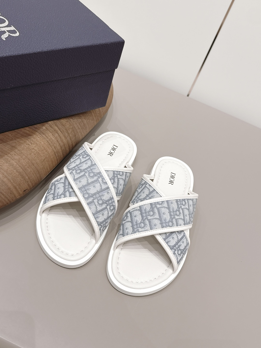 NO:787829,: Men's 'Exclusive Top Version' Dior 26vs hot spring and summer men's sandals series... [Men's Round Toe Sandals] Simple and super versatile. Perfect and luxurious on the feet, can be matched with spring and summer clothes. The foot feels even more comfortable!  The material is a perfect replica of the original. The original disassembly and molding. The fabric is the original custom jacquard fabric. The inner lining is original custom sheepskin. The foot pads are the original custom cow pattern feet. The outsole is the original open mold TPU foaming bottom. The bottom is 1cm. The original full set of packaging. The code number is 39-44 (45.46. Customization is non-refundable). Color: official website updated simultaneously, split-toe slippers, dior, dior, sandals, slippers, sheepskin.19860909: 男款《独家顶级版本》  Dior 迪奥 26vs春夏爆款男士凉鞋系列……【男款圆头凉拖】 简约超级百搭. 上脚完美奢华可任意搭配春夏服饰. 脚感更是舒适！材质原版完美复刻. 原版拆解开模. 面料原版定制提花布料 内里原版定制羊皮 垫脚原版定制牛纹垫脚 大底原版开模TPU发泡成型底 底高1cm 包装原版全套包装 码数39-44（45.46.定制不退换） 颜色:官网同步更新,分趾鞋拖鞋,dior,dior,sandals,slippers,sheepskin,Women's Shoes