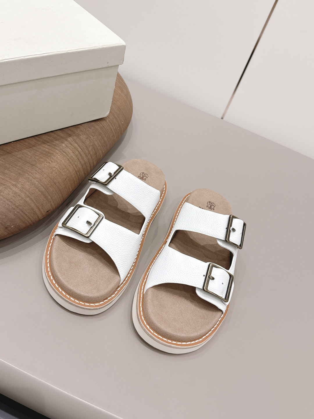 NO:787816,Couple's 'Exclusive Top Version' Brunello Cucinelli 26vs new spring and summer retro sandals BC is a well-known Italian brand, minimalist style, handmade bead chain accessories!  Retro and high-end!  Simple and elegant, it is a very attractive style!  The king of advanced jokers, completely irresistible!  The feet feel very good and comfortable!  It looks ordinary, but looks slim and handsome!  Not limited to any occasion, daily work, fashionable and capable!  No matter it is paired with skirts, trousers, or windbreakers, it is very versatile!  Super eye-catching!  Suitable for spring, summer, autumn and winter all year round. The fabric is original one-to-one customized calfskin. The lining is original Italian custom-made sheepskin lining, cashmere feet. The outsole is original open-molded rubber foam combination sole. Size36-44 (41.42 for women. 45.46 for men. Customized, non-refundable), slippers, brunello cucinelli, slippers, skirts, cowhide, sheepskin19860909情侣《独家顶级版本》  Brunello Cucinelli 26vs春夏新款复古凉拖鞋 BC是意大利知名品牌,极简主义风格,纯手工串联珠链配饰！复古又高级！简约又大气,属于非常耐看的款式！ 高级百搭之王,完全没有抵抗力！脚感很好很舒服！看起来平平无奇,穿起来又瘦又帅！ 不局限任何场合,日常工作、时尚又干练！不管搭配 裙装、裤装、风衣大衣、都非常百搭！超级耐看！一年四季春夏秋冬皆适宜. 面料原版一比一定制小牛皮 内里原版意大利定制羊皮内里,羊绒垫脚 大底原版开模橡胶发泡组合底 Size36-44（女41.42.男45.46. 定做不退换）,拖鞋,brunello cucinelli,slippers,skirts,cowhide,sheepskin,Women's Shoes