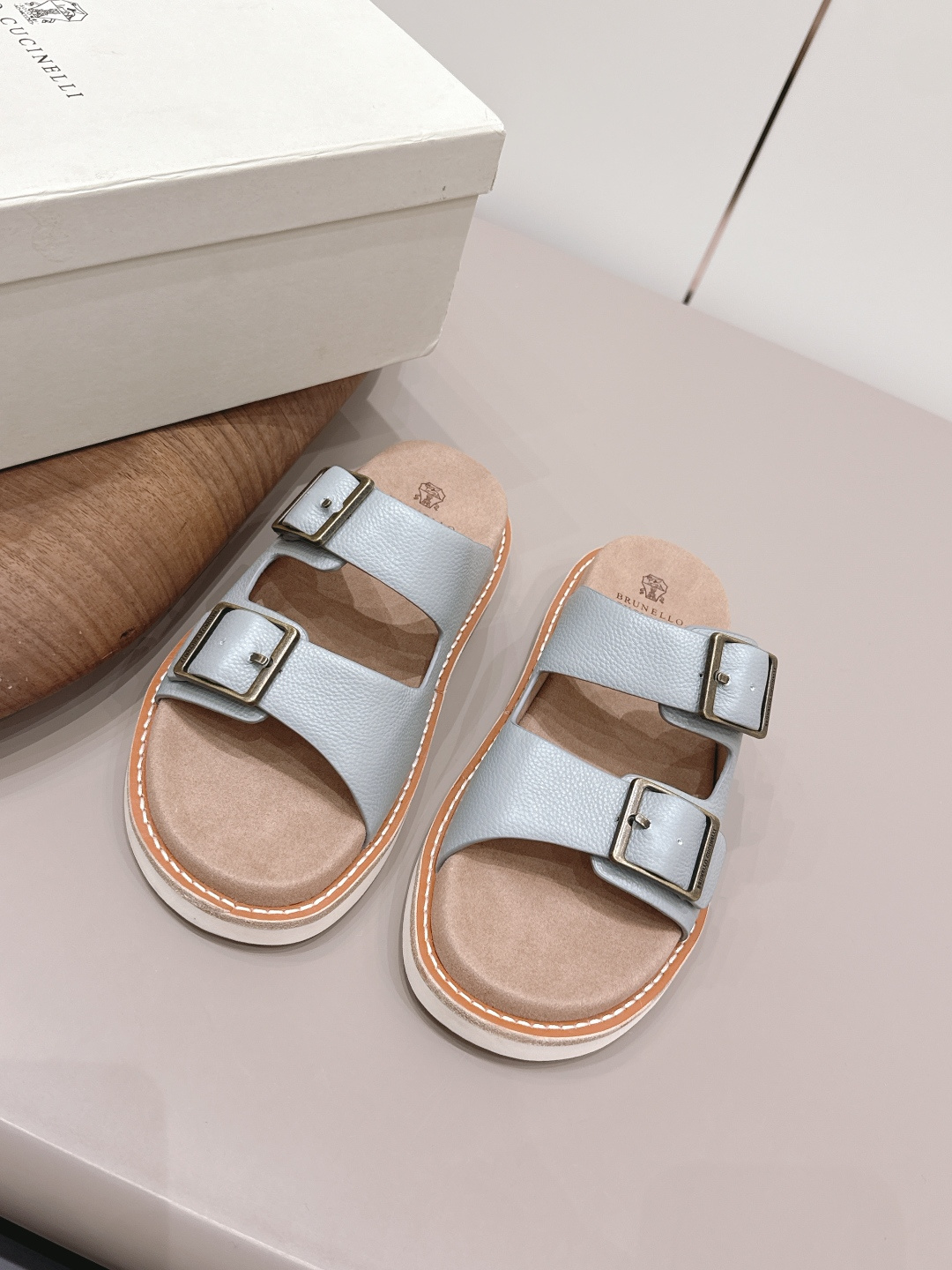 NO:787831,Couple's 'Exclusive Top Version' Brunello Cucinelli 26vs new spring and summer retro sandals BC is a well-known Italian brand, minimalist style, handmade bead chain accessories!  Retro and high-end!  Simple and elegant, it is a very attractive style!  The king of advanced jokers, completely irresistible!  The feet feel very good and comfortable!  It looks ordinary, but looks slim and handsome!  Not limited to any occasion, daily work, fashionable and capable!  No matter it is paired with skirts, trousers, or windbreakers, it is very versatile!  Super eye-catching!  Suitable for spring, summer, autumn and winter all year round. The fabric is original one-to-one customized calfskin. The lining is original Italian custom-made sheepskin lining, cashmere feet. The outsole is original open-molded rubber foam combination sole. Size36-44 (41.42 for women. 45.46 for men. Customized, non-refundable), slippers, brunello cucinelli, slippers, skirts, cowhide, sheepskin19860909情侣《独家顶级版本》  Brunello Cucinelli 26vs春夏新款复古凉拖鞋 BC是意大利知名品牌,极简主义风格,纯手工串联珠链配饰！复古又高级！简约又大气,属于非常耐看的款式！ 高级百搭之王,完全没有抵抗力！脚感很好很舒服！看起来平平无奇,穿起来又瘦又帅！ 不局限任何场合,日常工作、时尚又干练！不管搭配 裙装、裤装、风衣大衣、都非常百搭！超级耐看！一年四季春夏秋冬皆适宜. 面料原版一比一定制小牛皮 内里原版意大利定制羊皮内里,羊绒垫脚 大底原版开模橡胶发泡组合底 Size36-44（女41.42.男45.46. 定做不退换）,拖鞋,brunello cucinelli,slippers,skirts,cowhide,sheepskin,Women's Shoes