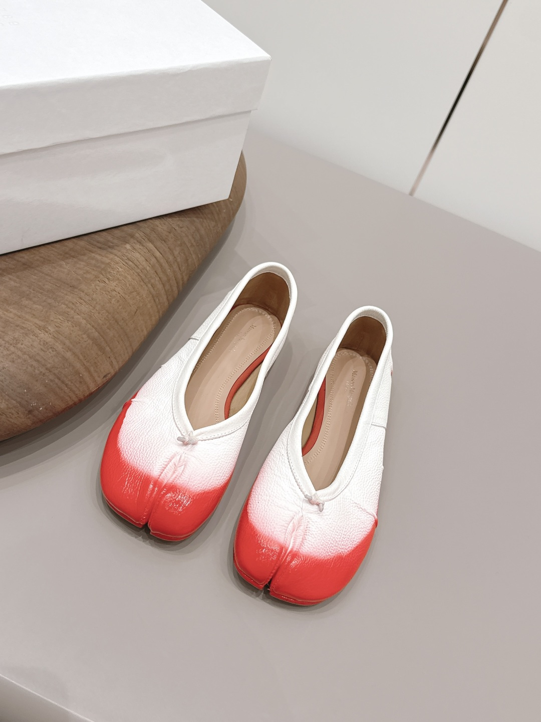 NO:787502,: 'Exclusive top version' long-term production of Maison Margiela 26 vs early spring new fashion shoes series... [Split-toe spray-painted flat shoes] The original version provides one-to-one comfort, better wrapping, full of personality, and easy to match with various styles of clothes... Fabric: Original customized cowhide spray-color process Lining: Original customized water-dyed sheepskin Foot pads: Original customized water-dyed sheepskin Outsole: Original customized leather combination sole Heel height: 0.8cm  Size: 35-39 (40.41.42 customization is non-returnable) Packaging: original full set of packaging Color: official website updated simultaneously, split-toe shoes, masion margiela, cowhide, sheepskin19860909: 《独家顶级版本》长期做货 Maison Margiela马吉拉26vs早春新款时装单鞋系列……【分趾喷色平底单鞋】 原版一比一打造舒适度,包裹性都比较好,个性十足,很好驾驭各种风格衣服搭配…… 面料: 原版定制牛皮喷色工艺 内里: 原版定制水染羊皮 垫脚: 原版定制水染羊皮 大底: 原版定制真皮组合底 跟高: 0.8cm 码数: 35-39（40.41.42定制不退换） 包装:原版全套包装 颜色:官网同步更新,分趾鞋,masion margiela,cowhide,sheepskin,Women's Shoes