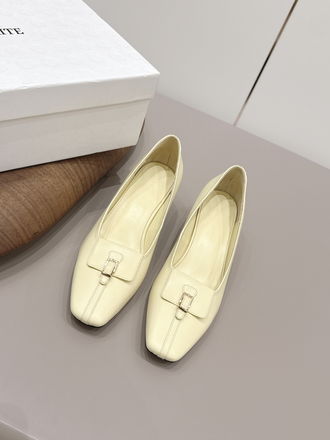 NO:787809,'Exclusive Top Version' The niche trendy brand Khaite ~ 26vs the latest popular shoe series in early spring... [Square-toe cap single shoes] are really beautiful!  A new niche brand, every color is beautiful, every pair is handmade, the upper is full of flowers, and has the beauty of blooming flowers. Every color has a unique outfit, and every style is exclusive to everyone!  Beauty is different, that's how the world should be!  It’s super comfortable on your feet!  !  The fit is also very friendly!  Original custom-made cowhide shoe cover craftsmanship for the upper, original custom-made sheepskin lining, original custom-made leather outsole, heel height 4.5cm, size 35-39 (40.41. Customization is non-refundable), colors are updated simultaneously on the official website, high heels, single shoes, high heels, cowhide, sheepskin, Leather soles19860909《独家顶级版本》 小众潮牌khaite～26vs早春最新爆款单鞋系列…【方头鞋盖单鞋】 真的的美死了！新款小众品牌,每一个颜色都很好看 每一双都是手工制作,鞋面繁花,有繁花似锦的美意 每一个颜色都有独特的穿搭,搭配出的每种风格,都是每个人的专属！ 美丽各有不同,世界本该如此！上脚超级舒适的哦！！版型也很友好！ 鞋面原版定制牛皮鞋盖工艺 内里原版定制羊皮 大底原版定制真皮大底 跟高4.5cm 码数35-39（40.41.定制不退换） 颜色官网同步更新,高跟鞋单鞋,high heels,cowhide,sheepskin,Leather soles,Women's Shoes