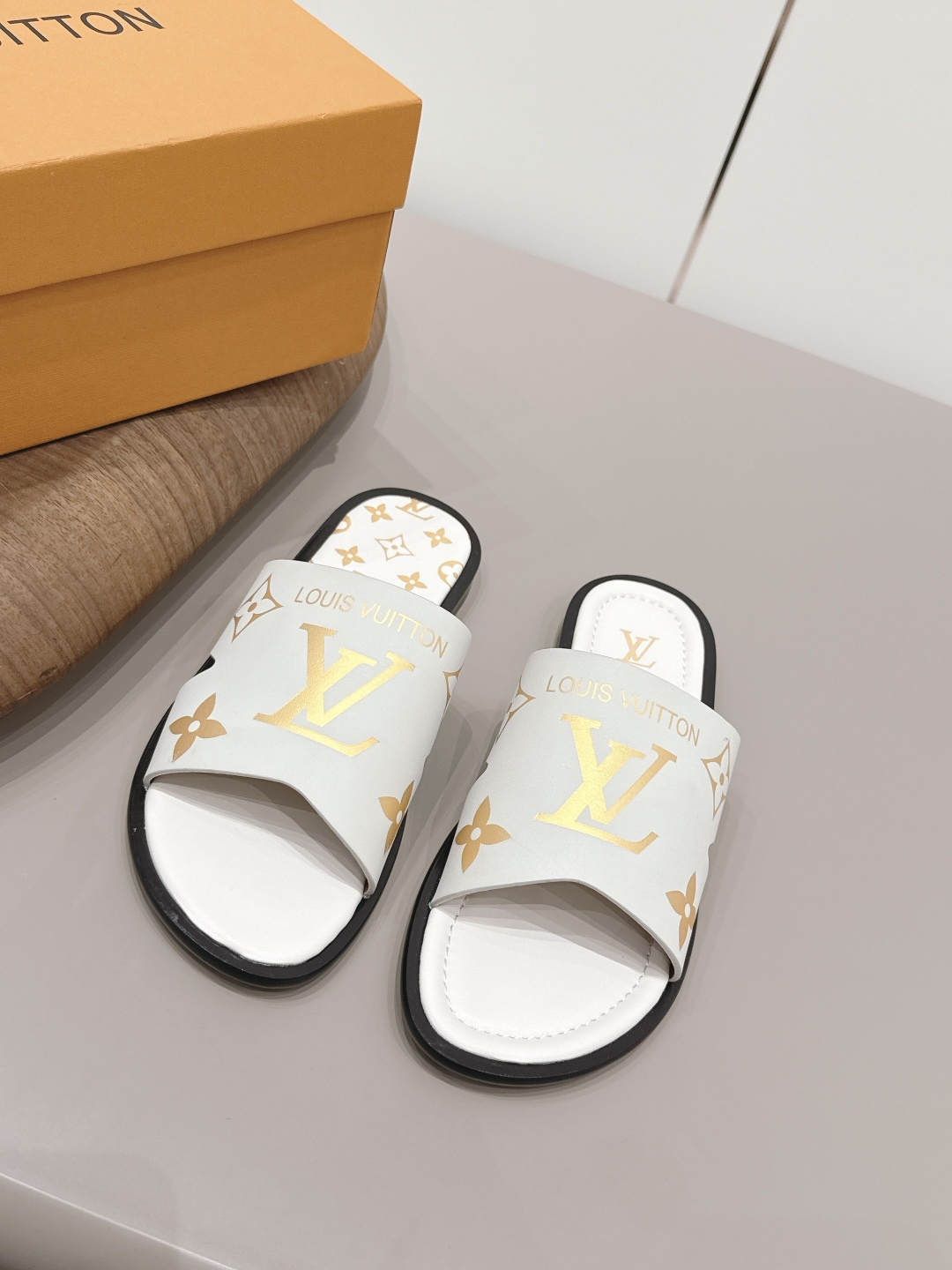 NO:787815,: Men's 'Exclusive Top Version' L*V Donkey Brand 2026 vs the latest popular men's sandals series in spring and summer... [Men's Flat Sandals] YYDS among the 2026 slippers!  Super good-looking, versatile and durable, high-end and full of luxury!  Retro and fashionable, your feet are so beautiful!  Fabric: Original custom cowhide Lining: Original custom sheepskin Foot pads: Original custom cow pattern microfiber foot pads Outsole: Original molded TPU non-slip outsole Size: 39-44 (45.46. Customized) Packaging: Original full set of packaging Color: Official website updated simultaneously, slippers, louis vuitton, sandals, slippers, cowhide, sheepskin19860909: 男款《独家顶级版本》  L*V驴牌2026vs春夏最新爆款男款凉鞋系列……【男款平底凉拖】  2026拖鞋中YYDS！ 超级好看,百搭耐看,高端大气 高级感十足！复古又时髦,上脚美炸了！ 面料: 原版定制牛皮 内里: 原版定制羊皮 垫脚: 原版定制牛纹超纤垫脚 大底: 原版开模TPU防滑大底 码数: 39-44（45.46.定制） 包装: 原版全套包装 颜色:官网同步更新,拖鞋,louis vuitton,sandals,slippers,cowhide,sheepskin,Women's Shoes