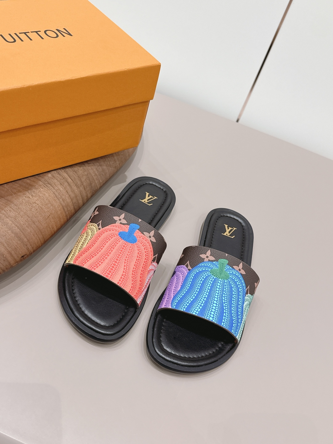 NO:787817,: Men's 'Exclusive Top Version' L*V Donkey Brand 2026 vs the latest popular men's sandals series in spring and summer... [Men's Flat Sandals] YYDS among the 2026 slippers!  Super good-looking, versatile and durable, high-end and full of luxury!  Retro and fashionable, your feet are so beautiful!  Fabric: Original customized presbyopic leather Lining: Original customized sheepskin Foot: Original customized cow pattern microfiber foot Outsole: Original open-molded TPU non-slip outsole Size: 39-44 (45.46. Customized) Packaging: Original full set of packaging Color: Official website updated simultaneously, slippers, louis vuitton, sandals, slippers, sheepskin19860909: 男款《独家顶级版本》  L*V驴牌2026vs春夏最新爆款男款凉鞋系列……【男款平底凉拖】  2026拖鞋中YYDS！ 超级好看,百搭耐看,高端大气 高级感十足！复古又时髦,上脚美炸了！ 面料: 原版定制老花皮革 内里: 原版定制羊皮 垫脚: 原版定制牛纹超纤垫脚 大底: 原版开模TPU防滑大底 码数: 39-44（45.46.定制） 包装: 原版全套包装 颜色:官网同步更新,拖鞋,louis vuitton,sandals,slippers,sheepskin,Women's Shoes