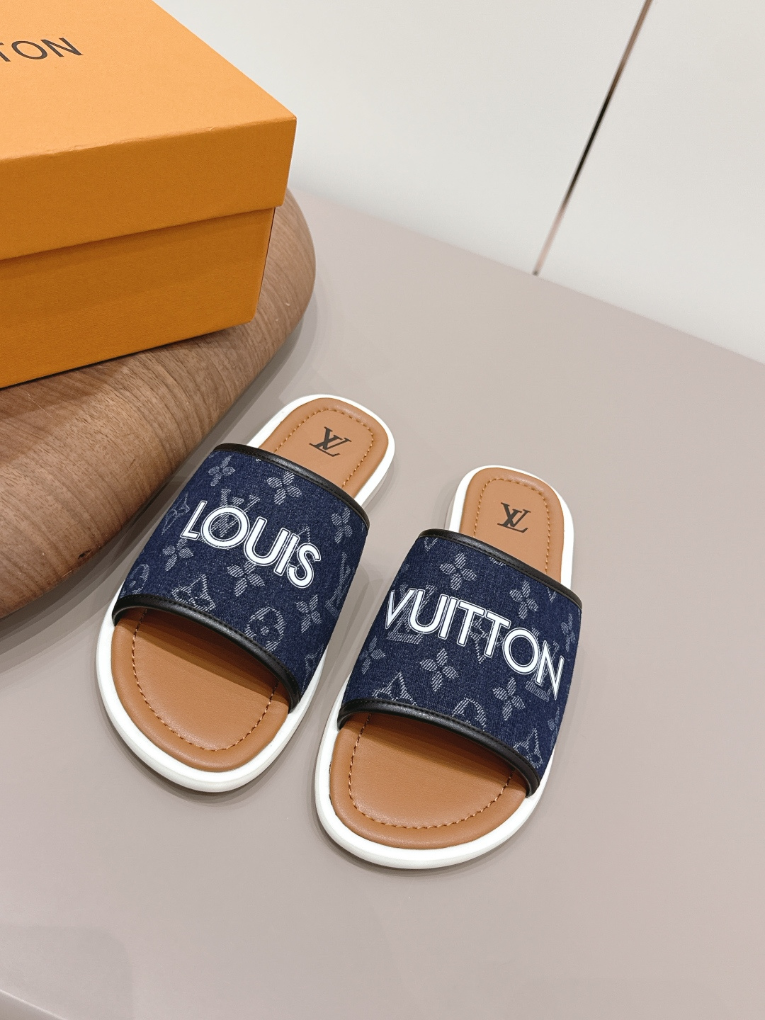 NO:787819,: Men's 'Exclusive Top Version' L*V Donkey Brand 2026 vs the latest popular men's sandals series in spring and summer... [Men's Flat Sandals] YYDS among the 2026 slippers!  Super good-looking, versatile and durable, high-end and full of luxury!  Retro and fashionable, your feet are so beautiful!  Fabric: Original customized cowhide/jacquard fabric Lining: Original customized sheepskin Foot: Original customized cow pattern microfiber foot Outsole: Original open-molded TPU non-slip outsole Size: 39-44 (45.46. Customized) Packaging: Original full set of packaging Color: Official website updated simultaneously, slippers, louis vuitton, sandals, slippers, cowhide, sheepskin19860909: 男款《独家顶级版本》  L*V驴牌2026vs春夏最新爆款男款凉鞋系列……【男款平底凉拖】  2026拖鞋中YYDS！ 超级好看,百搭耐看,高端大气 高级感十足！复古又时髦,上脚美炸了！ 面料: 原版定制牛皮/提花织布 内里: 原版定制羊皮 垫脚: 原版定制牛纹超纤垫脚 大底: 原版开模TPU防滑大底 码数: 39-44（45.46.定制） 包装: 原版全套包装 颜色:官网同步更新,拖鞋,louis vuitton,sandals,slippers,cowhide,sheepskin,Women's Shoes