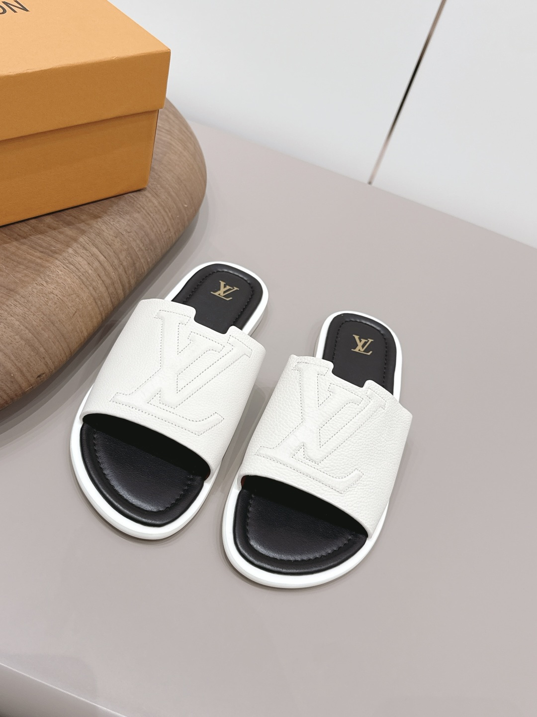 NO:787821,: Men's 'Exclusive Top Version' L*V Donkey Brand 2026 vs the latest popular men's sandals series in spring and summer... [Men's Flat Sandals] YYDS among the 2026 slippers!  Super good-looking, versatile and durable, high-end and full of luxury!  Retro and fashionable, your feet are so beautiful!  Fabric: Original custom cowhide Lining: Original custom sheepskin Foot pads: Original custom cow pattern microfiber foot pads Outsole: Original molded TPU non-slip outsole Size: 39-44 (45.46. Customized) Packaging: Original full set of packaging Color: Official website updated simultaneously, slippers, louis vuitton, sandals, slippers, cowhide, sheepskin19860909: 男款《独家顶级版本》  L*V驴牌2026vs春夏最新爆款男款凉鞋系列……【男款平底凉拖】  2026拖鞋中YYDS！ 超级好看,百搭耐看,高端大气 高级感十足！复古又时髦,上脚美炸了！ 面料: 原版定制牛皮 内里: 原版定制羊皮 垫脚: 原版定制牛纹超纤垫脚 大底: 原版开模TPU防滑大底 码数: 39-44（45.46.定制） 包装: 原版全套包装 颜色:官网同步更新,拖鞋,louis vuitton,sandals,slippers,cowhide,sheepskin,Women's Shoes