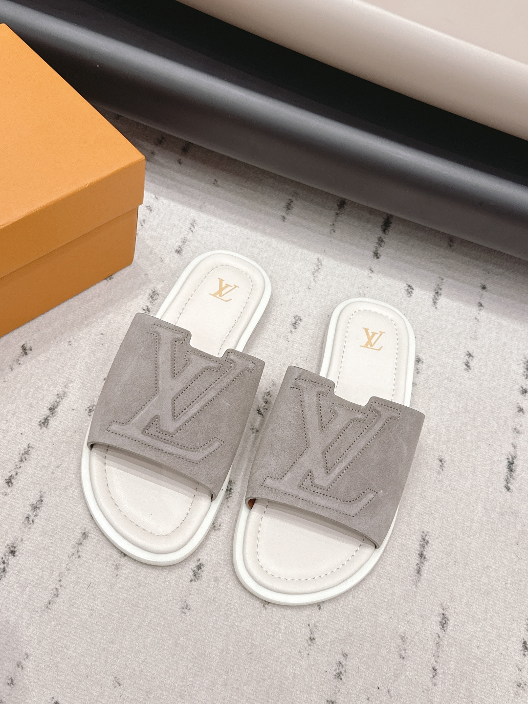 NO:787823,: Men's 'Exclusive Top Version' L*V Donkey Brand 2026 vs the latest popular men's sandals series in spring and summer... [Men's Flat Sandals] YYDS among the 2026 slippers!  Super good-looking, versatile and durable, high-end and full of luxury!  Retro and fashionable, your feet are so beautiful!  Fabric: Original customized cowhide Lining: Original customized sheepskin Foot pads: Original customized cow pattern microfiber foot pads Outsole: Original molded TPU non-slip outsole Size: 39-44 (45.46. Customized) Packaging: Original full set of packaging Color: Official website updated simultaneously, slippers, louis vuitton, sandals, slippers, sheepskin19860909: 男款《独家顶级版本》  L*V驴牌2026vs春夏最新爆款男款凉鞋系列……【男款平底凉拖】  2026拖鞋中YYDS！ 超级好看,百搭耐看,高端大气 高级感十足！复古又时髦,上脚美炸了！ 面料: 原版定制牛猄 内里: 原版定制羊皮 垫脚: 原版定制牛纹超纤垫脚 大底: 原版开模TPU防滑大底 码数: 39-44（45.46.定制） 包装: 原版全套包装 颜色:官网同步更新,拖鞋,louis vuitton,sandals,slippers,sheepskin,Women's Shoes