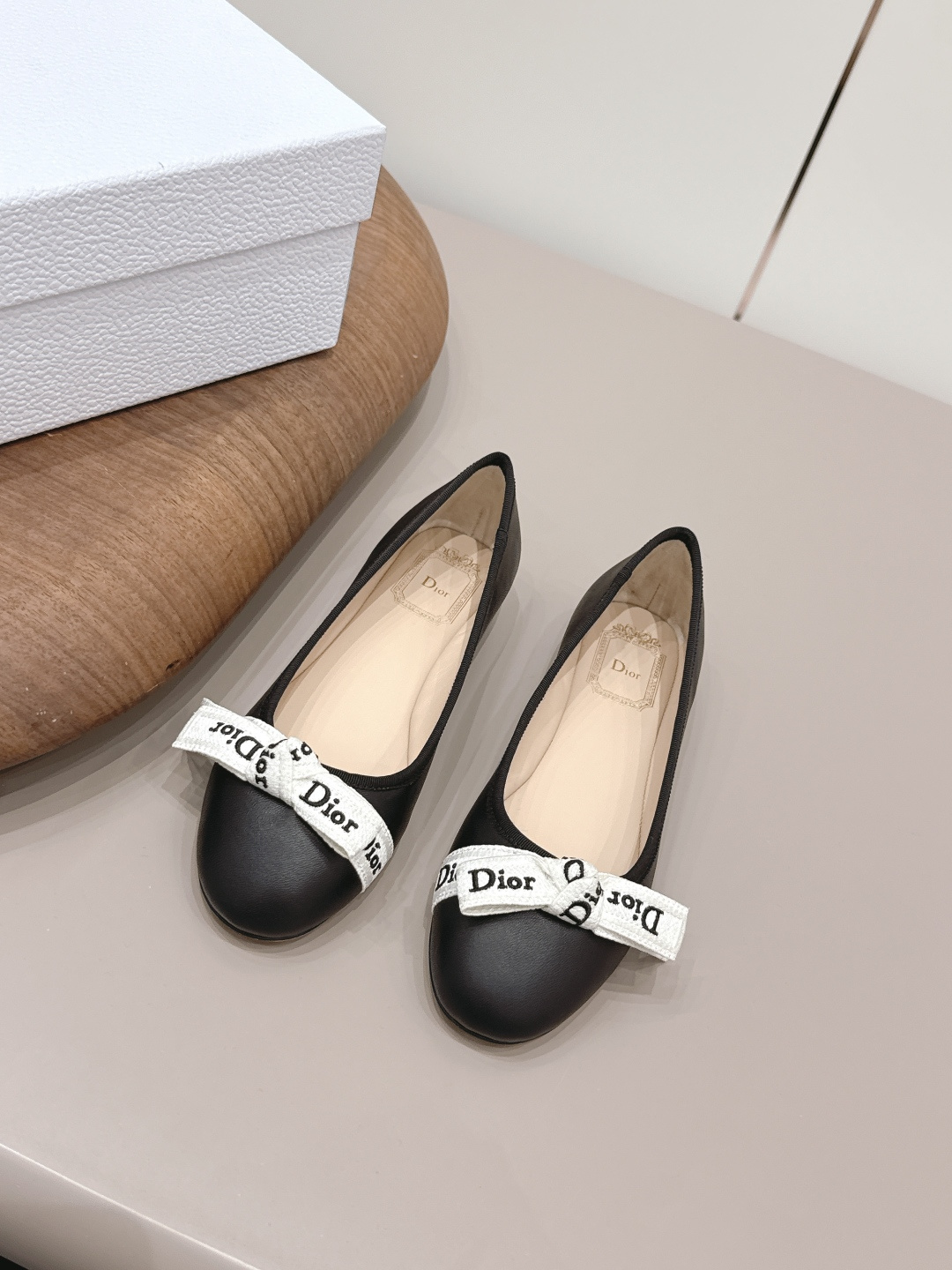 NO:789443,'Exclusive top version' Dior Dior 26vs spring and summer fashion shoes series... [Round-toe bow shoes] Simple and super versatile. Perfect and luxurious on the feet, can be matched with any spring and summer clothes. The foot feels even more comfortable!  The material is a perfect replica of the original. Original disassembly and molding... Fabric original custom sheepskin/bow knot Original custom sheepskin lining Original custom sheepskin Foot pads Original custom leather outsole Heel height 0.8cm Original full set of packaging Code number 35-39 (40.41.42. Customization is non-returnable) Color: Official website updated simultaneously, single shoes, dior, dior, sheepskin, Leather soles19860909《独家顶级版本》  Dior迪奥26vs春夏时装单鞋系列…【圆头蝴蝶结单鞋】 简约超级百搭. 上脚完美奢华,可任意搭配,春夏服饰. 脚感更是舒适！材质原版完美复刻. 原版拆解开模… 面料原版定制羊皮/蝴蝶结 内里原版定制羊皮 垫脚原版定制羊皮 大底原版定制真皮大底 跟高0.8cm 包装原版全套包装 码数35-39（40.41.42.定制不退换） 颜色:官网同步更新,单鞋,dior,dior,sheepskin,Leather soles,Women's Shoes