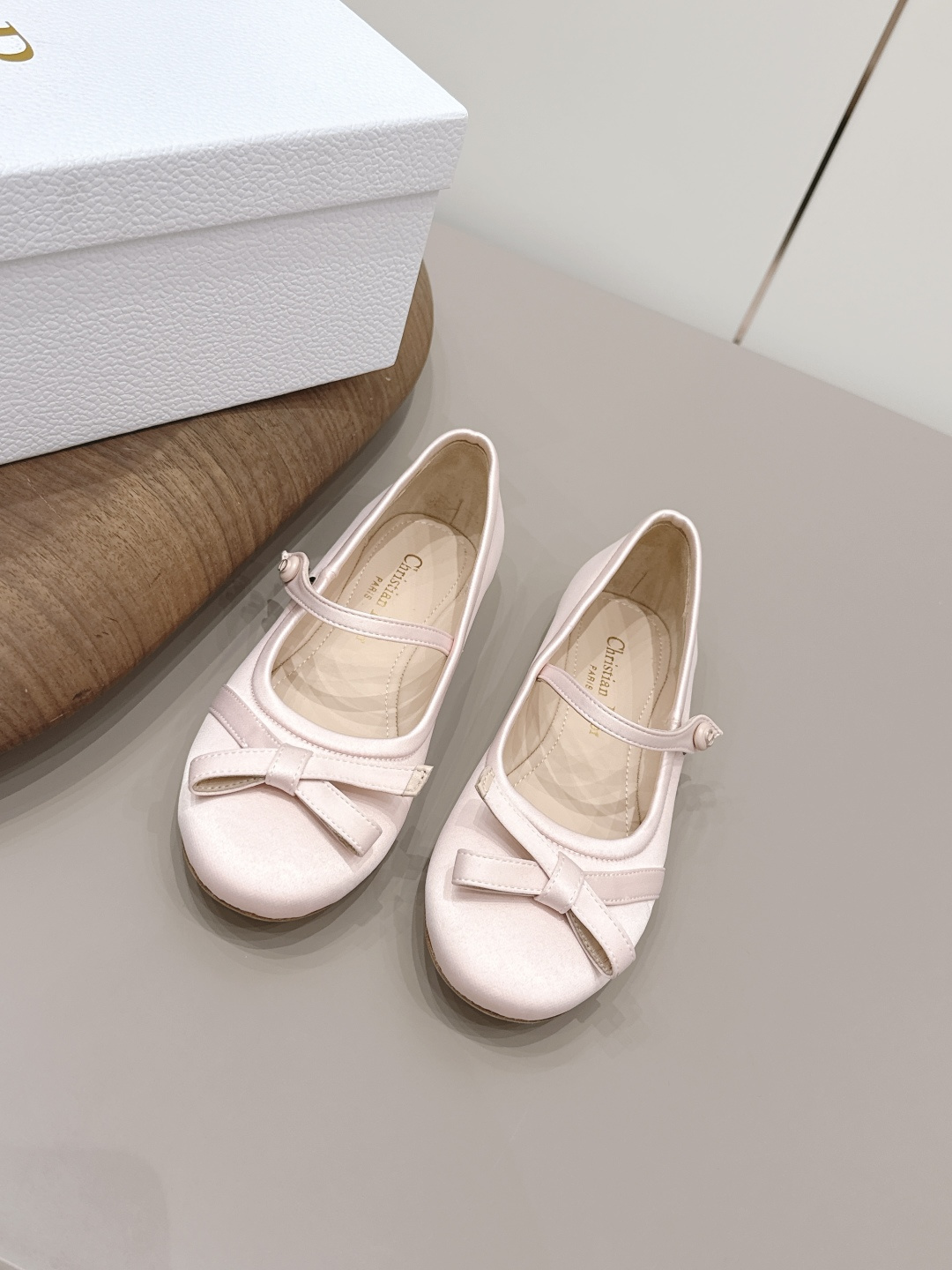 NO:789447,'Exclusive top version' Dior Dior 26vs spring and summer fashion shoes series... [Round-toe bow shoes] Simple and super versatile. Perfect and luxurious on the feet, can be matched with any spring and summer clothes. The foot feels even more comfortable!  The material is a perfect replica of the original version. Original disassembly and molding... fabric original custom silk cloth/bow, lining original custom sheepskin, foot pads original custom sheepskin, outsole original custom leather outsole, heel height 0.8cm, original full set of packaging, code number 35-39 (40.41. Customized, non-refundable), color: official website updated simultaneously, single shoes, dior, dior, sheepskin, real silk, Leather soles19860909《独家顶级版本》  Dior迪奥26vs春夏时装单鞋系列…【圆头蝴蝶结单鞋】 简约超级百搭. 上脚完美奢华,可任意搭配,春夏服饰. 脚感更是舒适！材质原版完美复刻. 原版拆解开模… 面料原版定制真丝布/蝴蝶结 内里原版定制羊皮 垫脚原版定制羊皮 大底原版定制真皮大底 跟高0.8cm 包装原版全套包装 码数35-39（40.41.定制不退换） 颜色:官网同步更新,单鞋,dior,dior,sheepskin,real silk,Leather soles,Women's Shoes