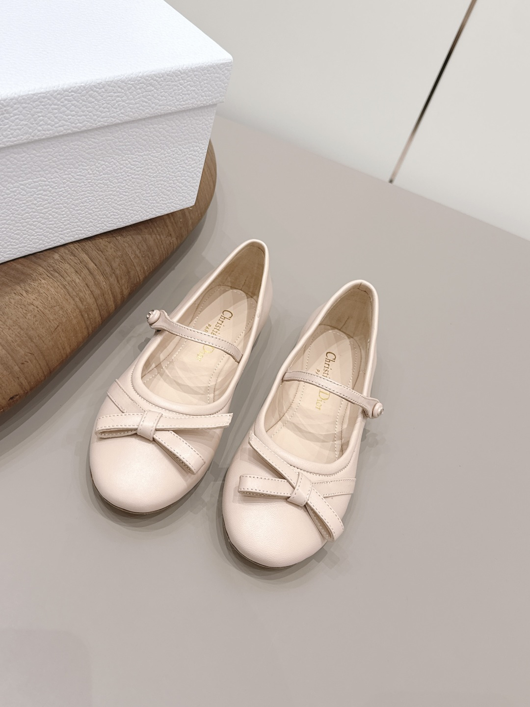 NO:789445,'Exclusive top version' Dior Dior 26vs spring and summer fashion shoes series... [Round-toe bow shoes] Simple and super versatile. Perfect and luxurious on the feet, can be matched with any spring and summer clothes. The foot feels even more comfortable!  The material is a perfect replica of the original. Original disassembly and molding... Fabric original custom sheepskin/bow knot Original custom sheepskin lining Original custom sheepskin Foot pads Original custom leather outsole Heel height 0.8cm Original full set of packaging Code number 35-39 (40.41. Customization is non-refundable) Color: Official website updated simultaneously, single shoes, dior, dior, sheepskin, Leather soles19860909《独家顶级版本》  Dior迪奥26vs春夏时装单鞋系列…【圆头蝴蝶结单鞋】 简约超级百搭. 上脚完美奢华,可任意搭配,春夏服饰. 脚感更是舒适！材质原版完美复刻. 原版拆解开模… 面料原版定制羊皮/蝴蝶结 内里原版定制羊皮 垫脚原版定制羊皮 大底原版定制真皮大底 跟高0.8cm 包装原版全套包装 码数35-39（40.41.定制不退换） 颜色:官网同步更新,单鞋,dior,dior,sheepskin,Leather soles,Women's Shoes