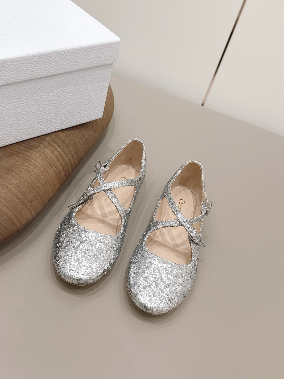 NO:789451,'Exclusive top version' Dior Dior 26vs spring and summer fashion shoes series... [Round-toe cross-strap shoes] Simple and super versatile. Perfect and luxurious on the feet, can be matched with any spring and summer clothes. The foot feels even more comfortable!  The material is a perfect replica of the original version. The original disassembly and molding... The fabric is original customized Grete, the lining is original customized sheepskin, the foot pads are original customized sheepskin, the outsole is original customized leather outsole, the heel height is 0.8cm, the original full set of packaging, the code number is 35-39 (40.41. Customization is non-refundable). Color: official website updated simultaneously, single shoes, dior, dior, sheepskin, Leather soles19860909《独家顶级版本》  Dior迪奥26vs春夏时装单鞋系列…【圆头交叉带单鞋】 简约超级百搭. 上脚完美奢华,可任意搭配,春夏服饰. 脚感更是舒适！材质原版完美复刻. 原版拆解开模… 面料原版定制格雷特 内里原版定制羊皮 垫脚原版定制羊皮 大底原版定制真皮大底 跟高0.8cm 包装原版全套包装 码数35-39（40.41.定制不退换） 颜色:官网同步更新,单鞋,dior,dior,sheepskin,Leather soles,Women's Shoes