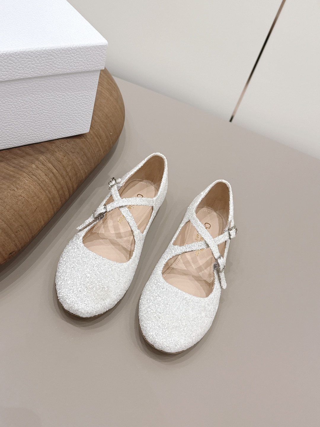 NO:789449,'Exclusive top version' Dior Dior 26vs spring and summer fashion shoes series... [Round-toe cross-strap shoes] Simple and super versatile. Perfect and luxurious on the feet, can be matched with any spring and summer clothes. The foot feels even more comfortable!  The material is a perfect replica of the original. Original disassembly and molding... Fabric original custom patent leather Lining original custom sheepskin Foot pads original custom sheepskin Outsole Original custom leather outsole Heel height 0.8cm Original full set of packaging Code number 35-39 (40.41. Customization is non-refundable) Color: Official website updated simultaneously, single shoes, dior, dior, sheepskin, Leather soles19860909《独家顶级版本》  Dior迪奥26vs春夏时装单鞋系列…【圆头交叉带单鞋】 简约超级百搭. 上脚完美奢华,可任意搭配,春夏服饰. 脚感更是舒适！材质原版完美复刻. 原版拆解开模… 面料原版定制漆皮 内里原版定制羊皮 垫脚原版定制羊皮 大底原版定制真皮大底 跟高0.8cm 包装原版全套包装 码数35-39（40.41.定制不退换） 颜色:官网同步更新,单鞋,dior,dior,sheepskin,Leather soles,Women's Shoes