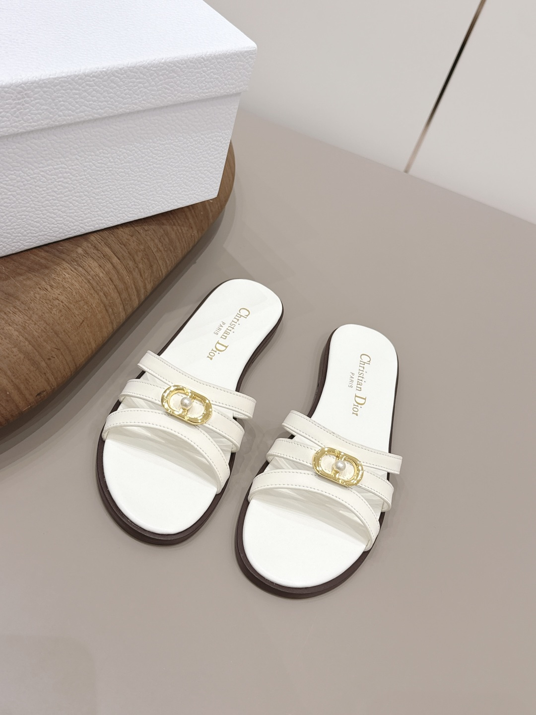 NO:789444,'Exclusive top version' Dior Dior 26vs new spring and summer fashion sandals series... [Round-toe pearl buckle sandals] Simple and super versatile. Perfect and luxurious on the feet, can be matched with any spring and summer clothes. The feet feel even more comfortable!  The material is a perfect replica of the original. Original disassembly and molding... Fabric: Original custom cowhide. Lining: original custom sheepskin. Foot pads: original custom sheepskin. Outsole. Original custom leather outsole. Heel height: 1.0cm. Packaging. Original full set. Number of yards: 35-39 (40.41. Customization is non-refundable). Color: official website updated simultaneously, slippers, dior, dior, sandals, slippers, cowhide, sheepskin, Leather soles.19860909《独家顶级版本》  Dior迪奥26vs春夏新款时装凉鞋系列…【圆头珍珠扣凉拖】 简约超级百搭. 上脚完美奢华,可任意搭配,春夏服饰. 脚感更是舒适！材质原版完美复刻. 原版拆解开模… 面料原版定制牛皮 内里原版定制羊皮 垫脚原版定制羊皮 大底原版定制真皮大底 跟高1.0cm 包装原版全套包装 码数35-39（40.41.定制不退换） 颜色:官网同步更新,拖鞋,dior,dior,sandals,slippers,cowhide,sheepskin,Leather soles,Women's Shoes