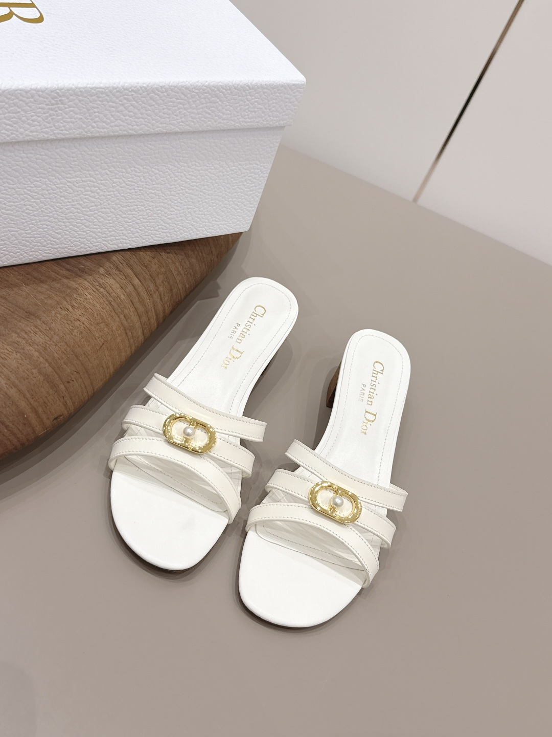 NO:789442,'Exclusive top version' Dior Dior 26vs new spring and summer fashion sandals series... [Round-toe pearl buckle sandals] Simple and super versatile. Perfect and luxurious on the feet, can be matched with any spring and summer clothes. The feet feel even more comfortable!  The material is a perfect replica of the original. Original disassembly and molding... Fabric: Original custom cowhide. Lining: original custom sheepskin. Foot pads: original custom sheepskin. Outsole. Original custom leather outsole. Heel height 4.5cm. Packaging. Original complete package. Number of yards: 35-39 (40.41. Customization is non-refundable). Color: official website updated simultaneously, slippers, dior, dior, sandals, slippers, cowhide, sheepskin, Leather soles.19860909《独家顶级版本》  Dior迪奥26vs春夏新款时装凉鞋系列…【圆头珍珠扣凉拖】 简约超级百搭. 上脚完美奢华,可任意搭配,春夏服饰. 脚感更是舒适！材质原版完美复刻. 原版拆解开模… 面料原版定制牛皮 内里原版定制羊皮 垫脚原版定制羊皮 大底原版定制真皮大底 跟高4.5cm 包装原版全套包装 码数35-39（40.41.定制不退换） 颜色:官网同步更新,拖鞋,dior,dior,sandals,slippers,cowhide,sheepskin,Leather soles,Women's Shoes