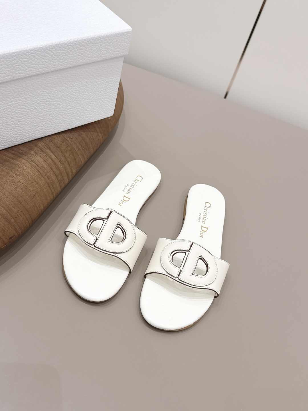 NO:789433,'Exclusive top version' Dior Dior 26vs new spring and summer fashion sandals series... [Round-head hollow sandals] Simple and super versatile. Perfect and luxurious on the feet, can be matched with any spring and summer clothes. The foot feels even more comfortable!  The material is a perfect replica of the original. Original disassembly and molding... Fabric: Original custom cowhide. Lining: original custom sheepskin. Foot pads: original custom sheepskin. Outsole. Original custom leather outsole. Heel height: 1.0cm. Packaging. Original full set. Number of yards: 35-39 (40.41. Customization is non-refundable). Color: official website updated simultaneously, slippers, dior, dior, sandals, slippers, cowhide, sheepskin, Leather soles.19860909《独家顶级版本》  Dior迪奥26vs春夏新款时装凉鞋系列…【圆头镂空凉拖】 简约超级百搭. 上脚完美奢华,可任意搭配,春夏服饰. 脚感更是舒适！材质原版完美复刻. 原版拆解开模… 面料原版定制牛皮 内里原版定制羊皮 垫脚原版定制羊皮 大底原版定制真皮大底 跟高1.0cm 包装原版全套包装 码数35-39（40.41.定制不退换） 颜色:官网同步更新,拖鞋,dior,dior,sandals,slippers,cowhide,sheepskin,Leather soles,Women's Shoes