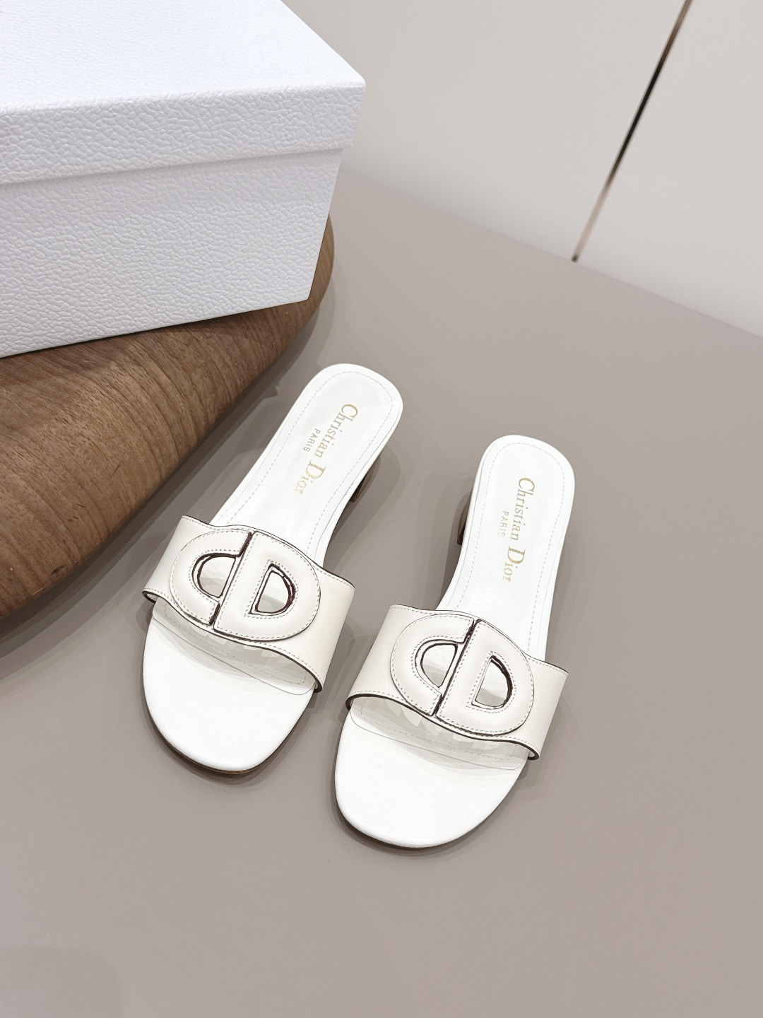 NO:789450,'Exclusive top version' Dior Dior 26vs new spring and summer fashion sandals series... [Round-head hollow sandals] Simple and super versatile. Perfect and luxurious on the feet, can be matched with any spring and summer clothes. The foot feels even more comfortable!  The material is a perfect replica of the original. Original disassembly and molding... Fabric: Original custom cowhide. Lining: original custom sheepskin. Foot pads: original custom sheepskin. Outsole. Original custom leather outsole. Heel height 4.5cm. Packaging. Original complete package. Number of yards: 35-39 (40.41. Customization is non-refundable). Color: official website updated simultaneously, slippers, dior, dior, sandals, slippers, cowhide, sheepskin, Leather soles.19860909《独家顶级版本》  Dior迪奥26vs春夏新款时装凉鞋系列…【圆头镂空凉拖】 简约超级百搭. 上脚完美奢华,可任意搭配,春夏服饰. 脚感更是舒适！材质原版完美复刻. 原版拆解开模… 面料原版定制牛皮 内里原版定制羊皮 垫脚原版定制羊皮 大底原版定制真皮大底 跟高4.5cm 包装原版全套包装 码数35-39（40.41.定制不退换） 颜色:官网同步更新,拖鞋,dior,dior,sandals,slippers,cowhide,sheepskin,Leather soles,Women's Shoes