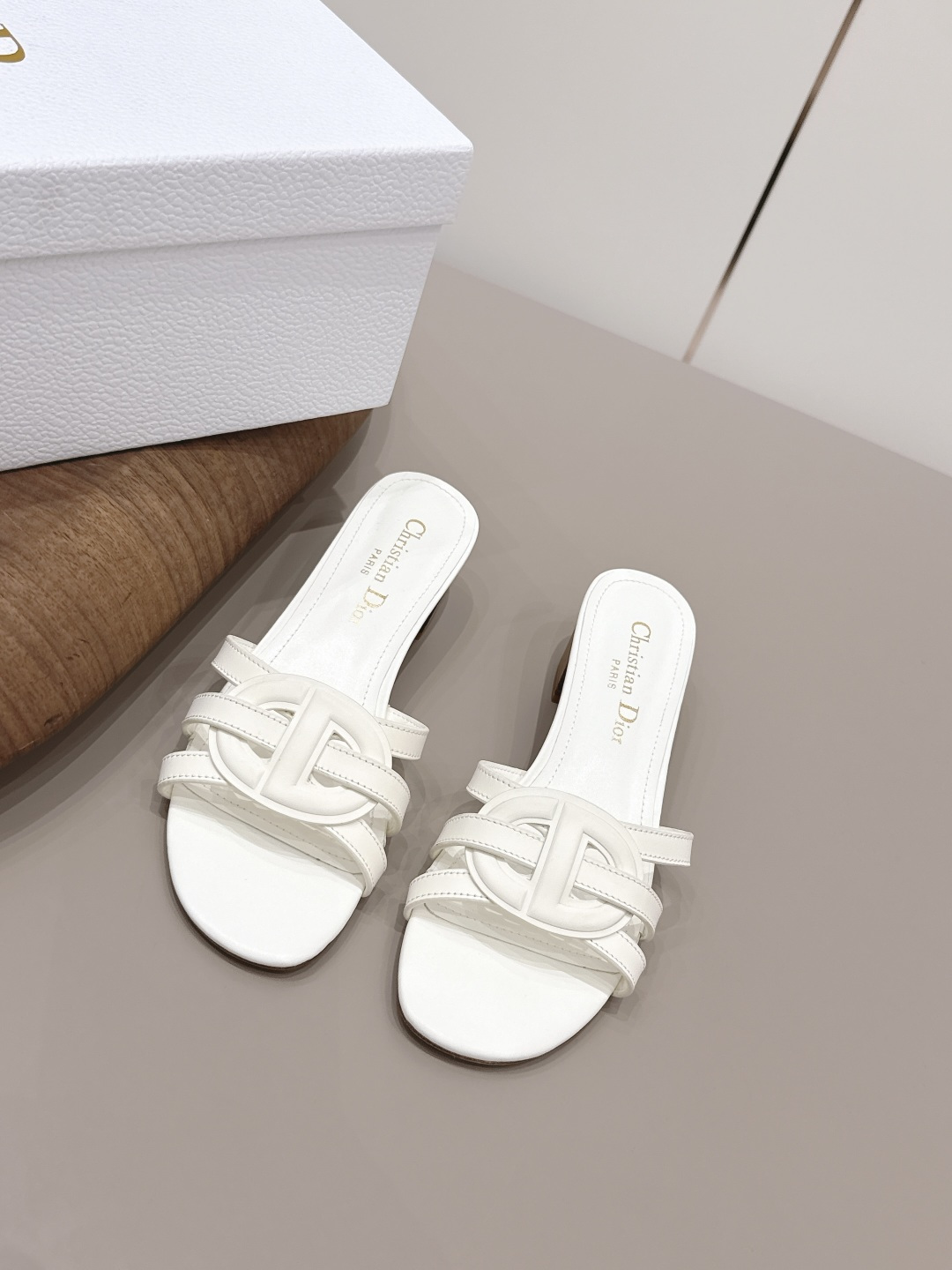 NO:789435,'Exclusive top version' Dior Dior 26vs new spring and summer fashion sandals series... [Round toe floral sandals] Simple and super versatile. Perfect and luxurious on the feet, can be matched with any spring and summer clothes. The foot feels even more comfortable!  The material is a perfect replica of the original. Original disassembly and molding... Fabric: Original custom cowhide. Lining: original custom sheepskin. Foot pads: original custom sheepskin. Outsole. Original custom leather outsole. Heel height 4.5cm. Packaging. Original complete package. Number of yards: 35-39 (40.41. Customization is non-refundable). Color: official website updated simultaneously, slippers, dior, dior, sandals, slippers, cowhide, sheepskin, Leather soles.19860909《独家顶级版本》  Dior迪奥26vs春夏新款时装凉鞋系列…【圆头编花凉拖】 简约超级百搭. 上脚完美奢华,可任意搭配,春夏服饰. 脚感更是舒适！材质原版完美复刻. 原版拆解开模… 面料原版定制牛皮 内里原版定制羊皮 垫脚原版定制羊皮 大底原版定制真皮大底 跟高4.5cm 包装原版全套包装 码数35-39（40.41.定制不退换） 颜色:官网同步更新,拖鞋,dior,dior,sandals,slippers,cowhide,sheepskin,Leather soles,Women's Shoes