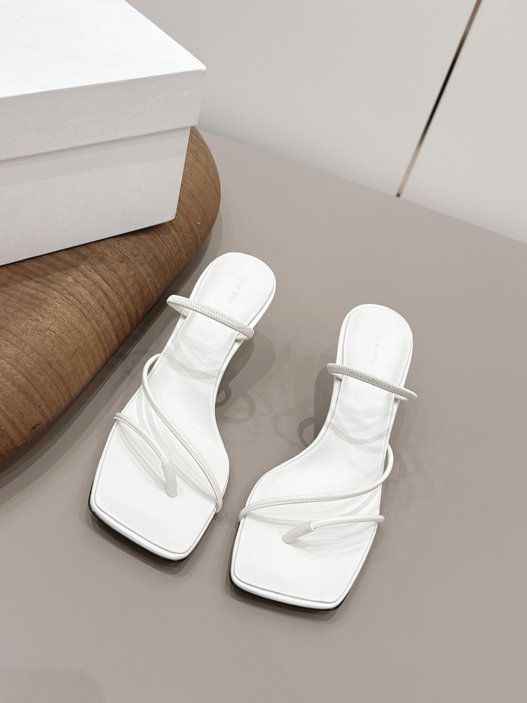 NO:789452,: 'Exclusive top version' THE ROW niche trendy brand 26 vs spring and summer new sandal series... [Square-toe cat-heeled sandals] The original version has better comfort and wrapping than the original version. It is full of personality and can be easily matched with various styles of clothes... Fabric: Original customized sheepskin Lining: Original customized sheepskin Foot pads: Original customized sheepskin Outsole: Original customized genuine leather sole Heel height: 5.5cm Packaging: Original full set of packaging, code number:  35-39 (40 size customization is non-returnable) Color official website synchronizes 2 colors, high heels and slippers, sandals, high heels, slippers, sheepskin19860909: 《独家顶级版本》 THE ROW小众潮牌26vs春夏新款凉鞋系列……【方头猫跟凉鞋】 原版一比一打造舒适度、包裹性都比较好.个性十足,很好驾驭各种风格衣服搭配…… 面料: 原版定制羊皮 内里: 原版定制羊皮 垫脚: 原版定制羊皮 大底: 原版定制真皮底 跟高: 5.5cm 包装: 原版全套包装, 码数: 35-39（40码定制不退换） 颜色官网同步2色出,高跟鞋拖鞋,sandals,high heels,slippers,sheepskin,Women's Shoes