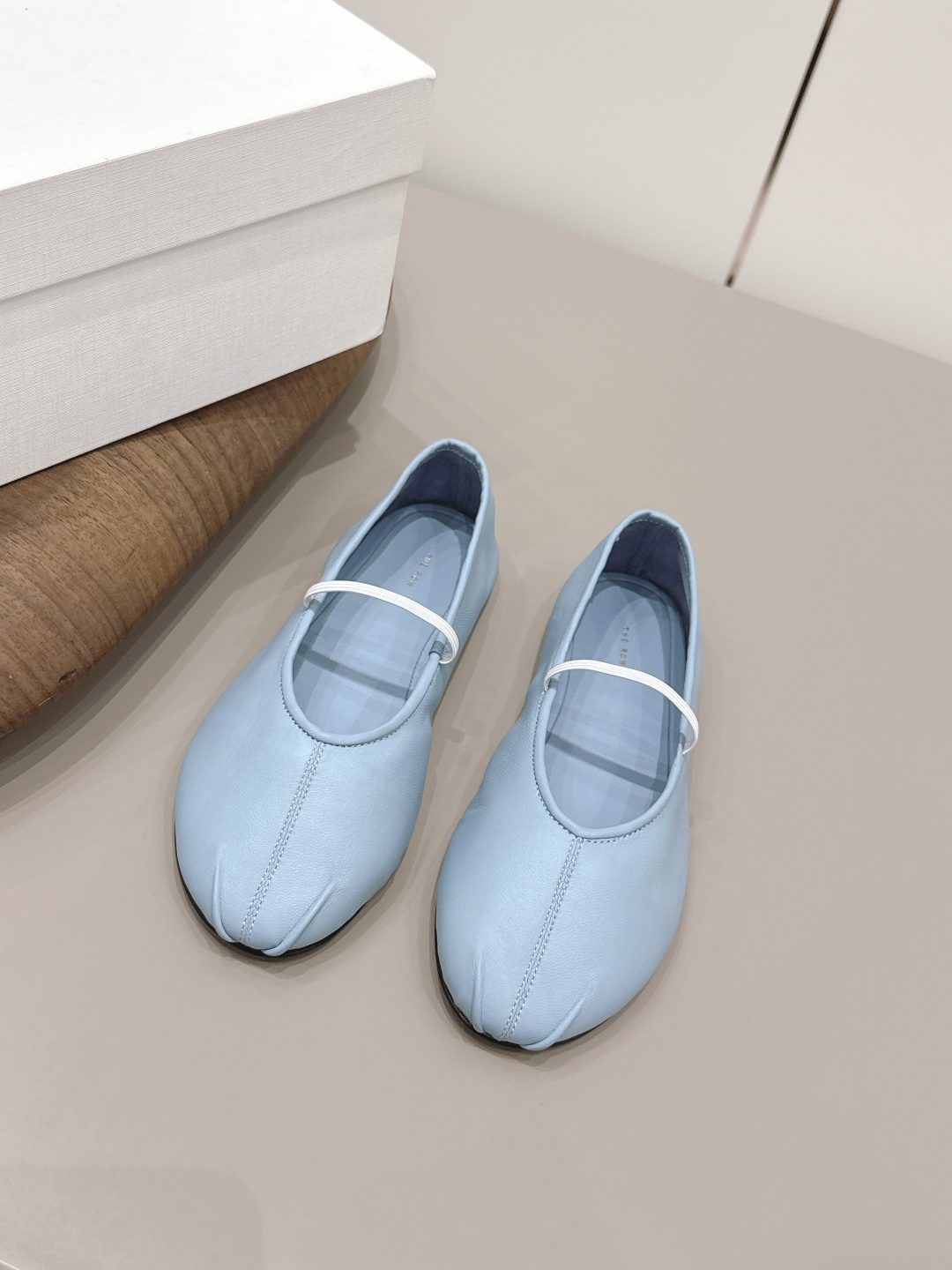 NO:789455,: 'Exclusive top version' THE ROW niche trendy brand 26 vs early spring new shoe series... [Round-toe flat shoes] The original version has better comfort and wrapping than the original version. It is full of personality and easy to match with various styles of clothes... Fabric: Original customized sheepskin Lining: Original customized sheepskin Foot pads: Original customized sheepskin Outsole: Original customized genuine leather sole Heel height: 0.8cm Packaging: Original full set of packaging,  Size: 35-39 (40. Customization is non-returnable) Colors are updated simultaneously on the official website, single shoes, sheepskin19860909: 《独家顶级版本》 THE ROW小众潮牌26vs早春新款单鞋系列……【圆头平底单鞋】 原版一比一打造舒适度、包裹性都比较好.个性十足,很好驾驭各种风格衣服搭配…… 面料: 原版定制羊皮 内里: 原版定制羊皮 垫脚: 原版定制羊皮 大底: 原版定制真皮底 跟高: 0.8cm 包装:原版全套包装, 码数:35-39（40.定制不退换） 颜色官网同步更新,单鞋,sheepskin,Women's Shoes