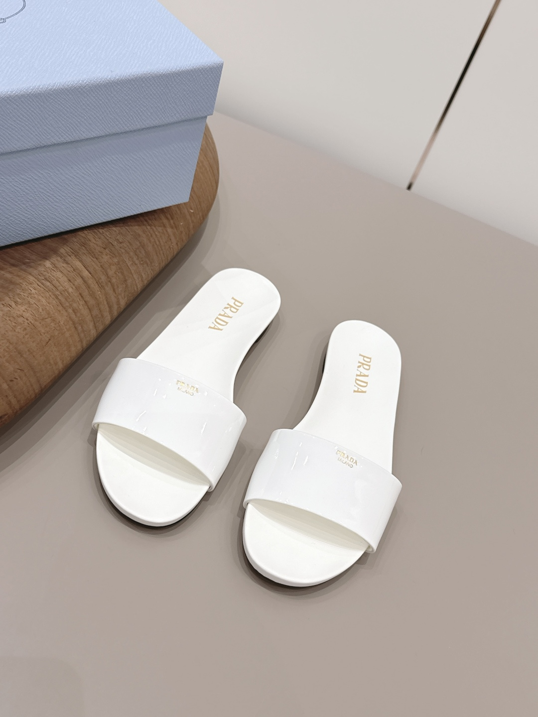 NO:789441,'Exclusive top version' PRA*D Pra*da 2026 vs spring and summer fashion sandals series...[Round toe flat sandals]  PRADA's spring and summer T-stage catwalk show is the same style as 'Dream Never Sleeps'. Prada can use it on important occasions. The fresh style has a bit of nobility and is perfect on the feet. When worn with this shoe, it is elegant and crystal clear, regardless of the material of various accessories.  , all are exclusively customized one to one, and must be zero distance from the original version. The entire series is full of exciting and unexpected combinations of elements, different materials, textures of fabrics, and a strong artistic atmosphere, allowing you to appreciate the ever-changing style of Prada girls...  Upper: Original customized patent leather Lining: Original customized sheepskin Foot pads: Original customized sheepskin Outsole: Original molded sole Heel height: 2cm Packaging: Original full set of packaging Number of yards: 35-39 (40. Customized, non-refundable) Color: Official website updated simultaneously, slippers, prada, prada, sandals, slippers, sheepskin19860909《独家顶级版本》  PRA*D普拉*达2026vs春夏时装凉鞋系列 …【圆头平底凉拖】 PRADA春夏T台走秀网红同款＂造梦不夜城＂,Prada能在重要场合上用得上了,小清新风带点贵气的感觉,上脚非常完美,穿搭配上此鞋,优雅大方,晶莹剔透,无论各种配件材质,都是独家一比一定制,必做到原版零距离,整个系列都充满了令人兴奋和意外的元素结合,不同的材质,肌理的面料的表现,具有极浓的艺术气息,让你领略Prada女孩的百变风格…… 鞋面: 原版定制漆皮 内里: 原版定制羊皮 垫脚: 原版定制羊皮 大底: 原版开模成型底 跟高: 2cm 包装: 原版全套包装 码数: 35-39(40.定制不退换） 颜色:官网同步更新,拖鞋,prada,prada,sandals,slippers,sheepskin,Women's Shoes